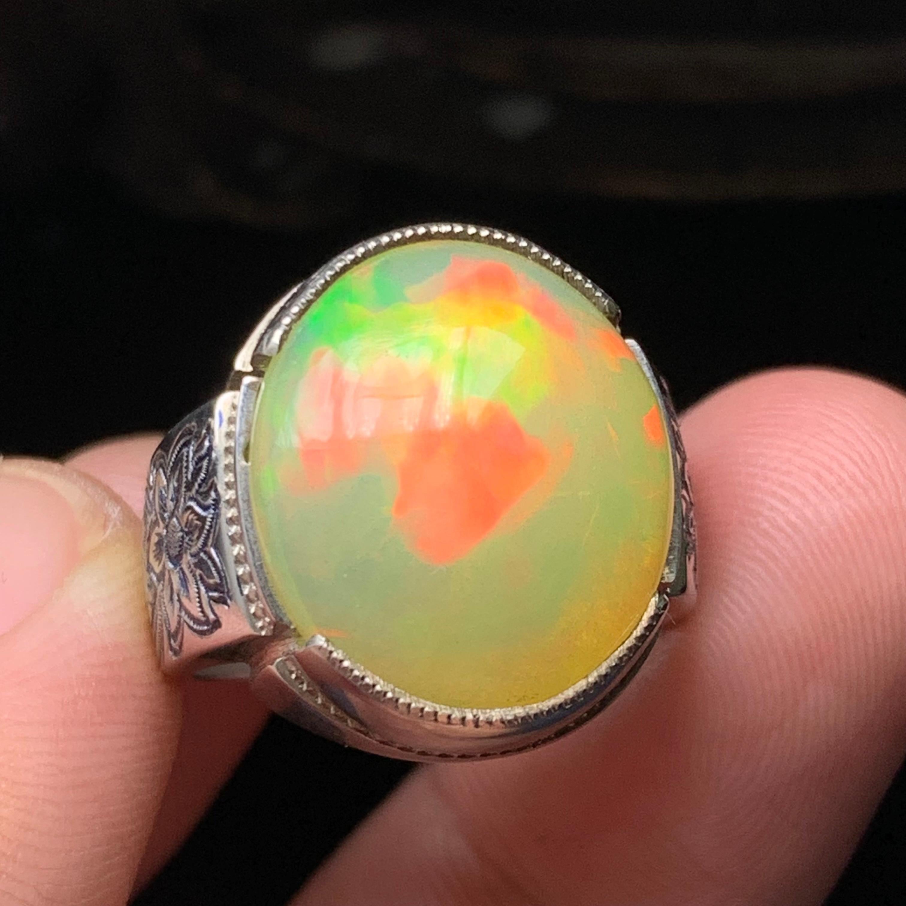 Anello da cocktail con opale bianco naturale in argento 925 - Fatto a mano con un brillante gioco di colori.

💎 TIPO DI GEMMA: Opale 
⚖️  PESO DELL'ANELLO: 15,94 grammi
💍  MISURA DELL'ANELLO: 9 US
FORMA E TAGLIO DELLA PIETRA: Taglio cabochon
🌈