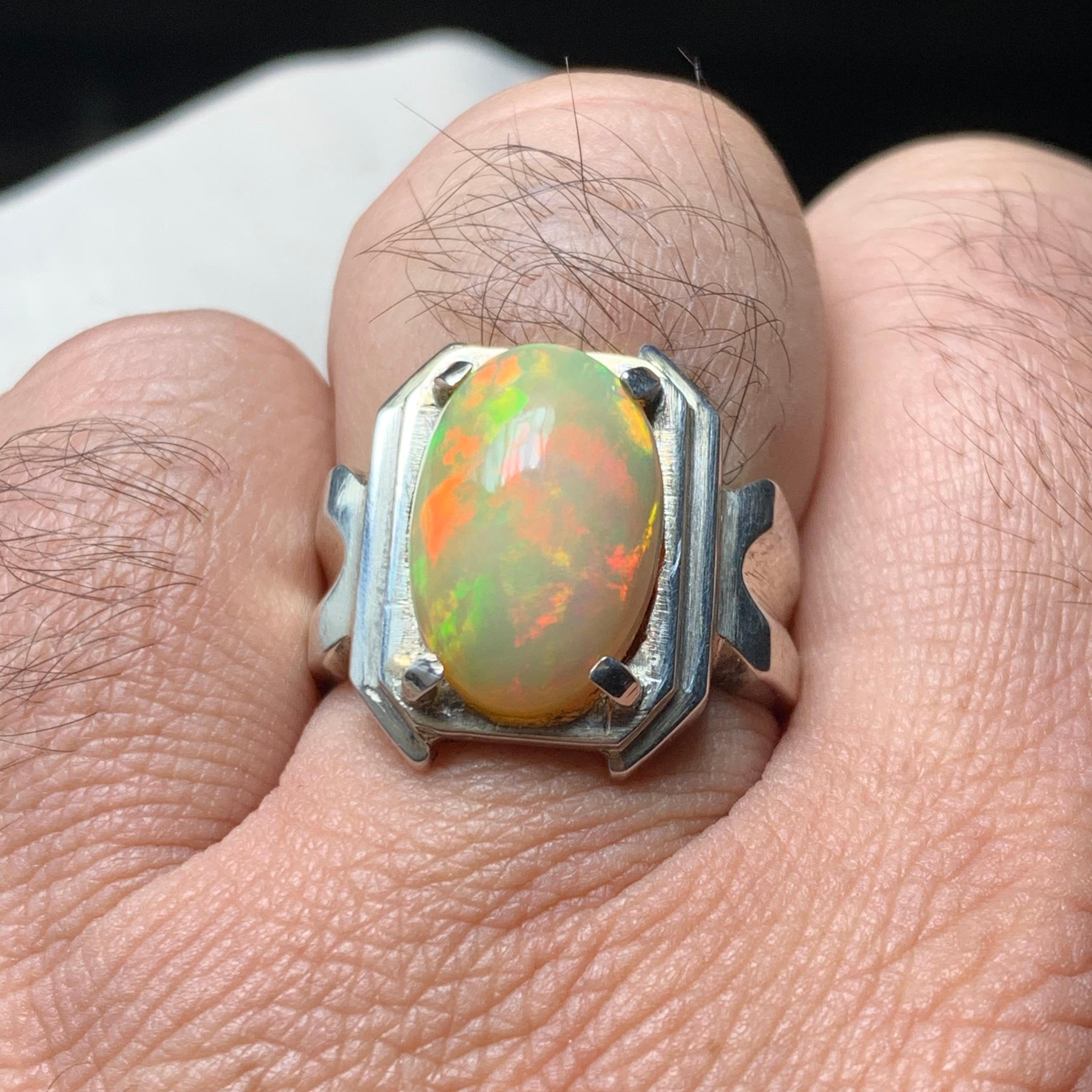 Anello da cocktail con opale bianco naturale arancione in argento 925 - fatto a mano con giochi di colore brillanti.

💎 TIPO DI GEMMA: Opale 
⚖️  PESO DELL'ANELLO: 11,14 grammi
💍  MISURA DELL'ANELLO: 9,5 US
FORMA E TAGLIO DELLA PIETRA: Taglio