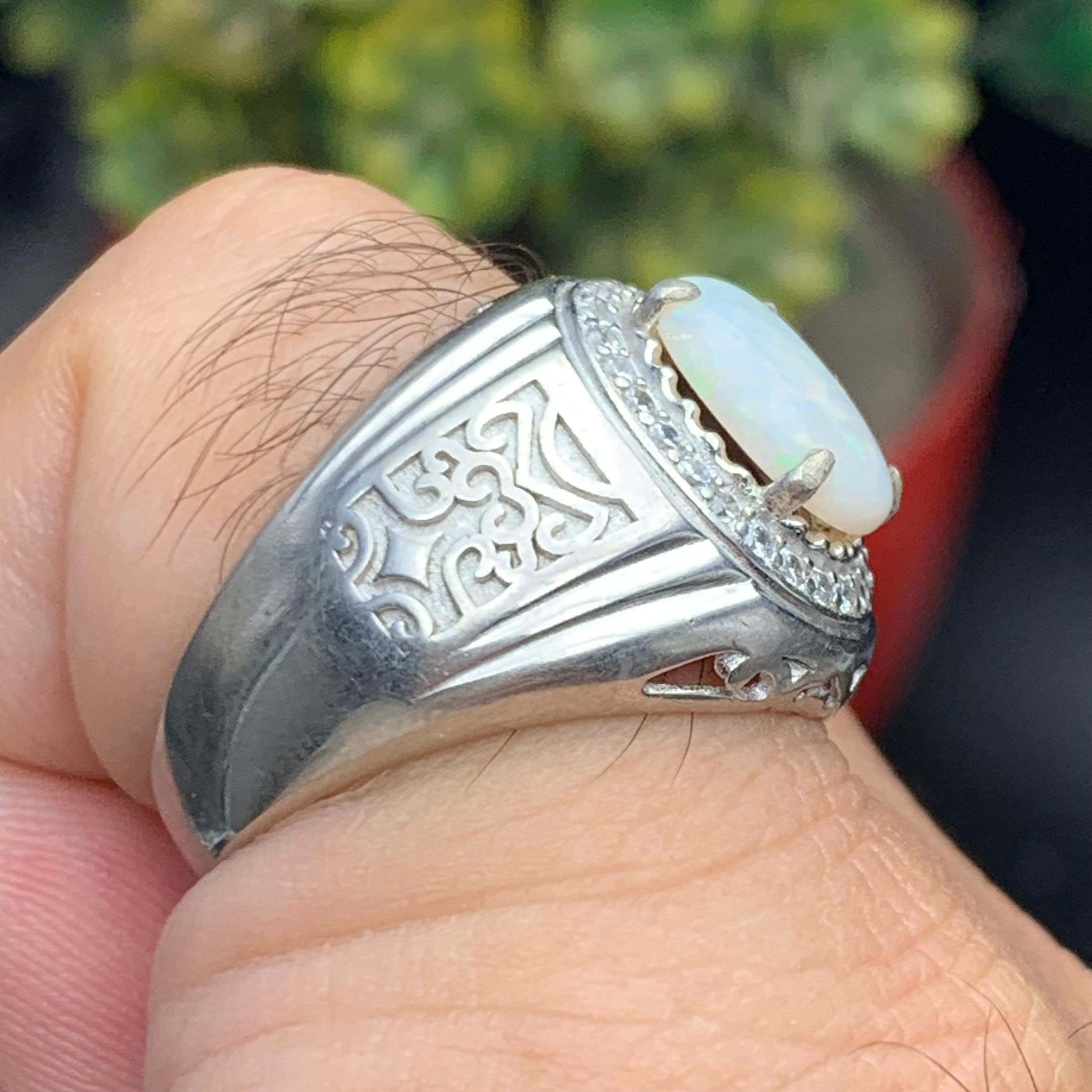 Moderno Anello di opale bianco naturale in argento 925 - Fatto a mano con giochi di colore in vendita