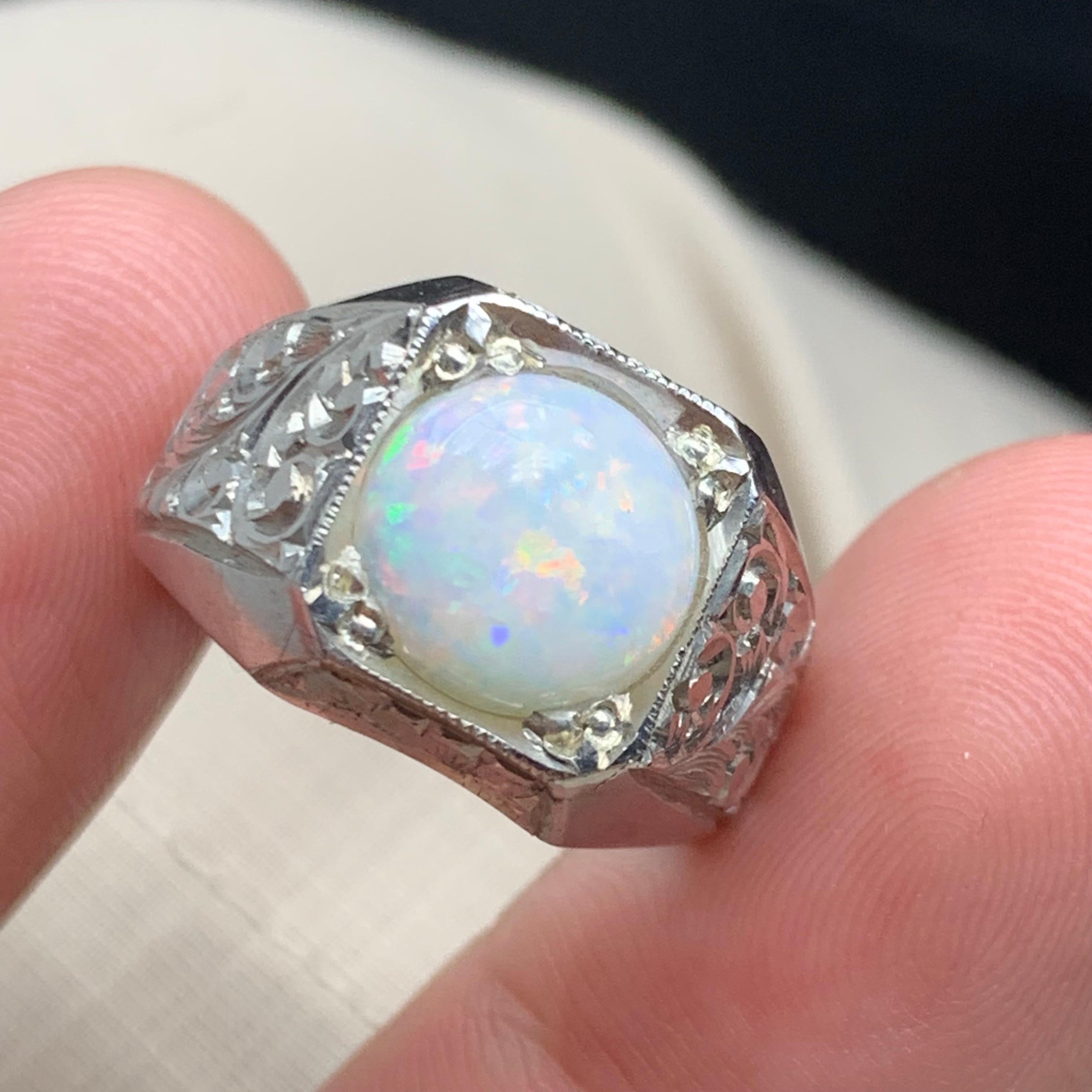 Moderno Anello di opale bianco naturale in argento 925 - Fatto a mano con giochi di colore in vendita