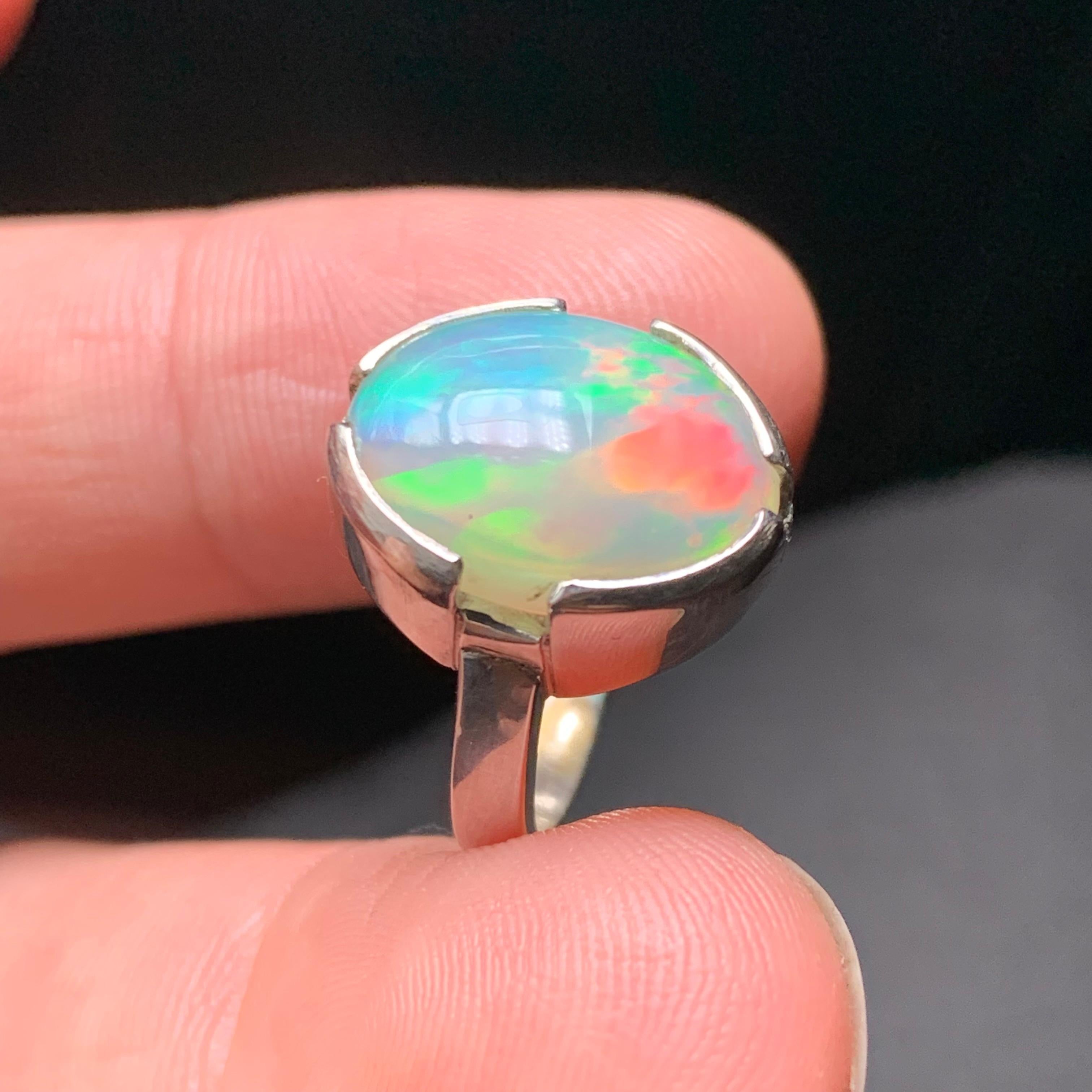 Moderne Bague en opale blanche naturelle en argent 925 - faite à la main avec des jeux de couleurs en vente