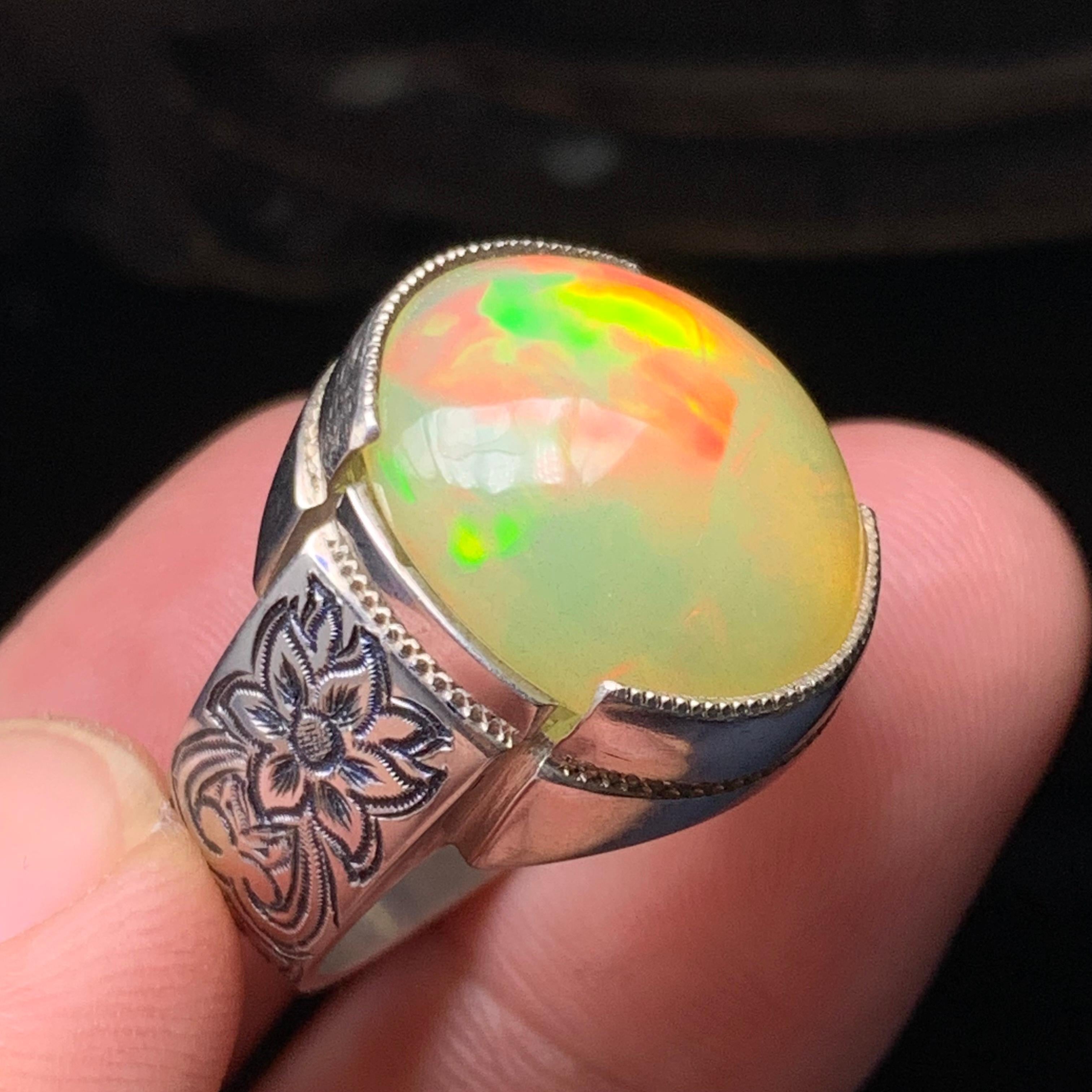 Artigiano Anello di opale bianco naturale in argento 925 - Fatto a mano con giochi di colore in vendita