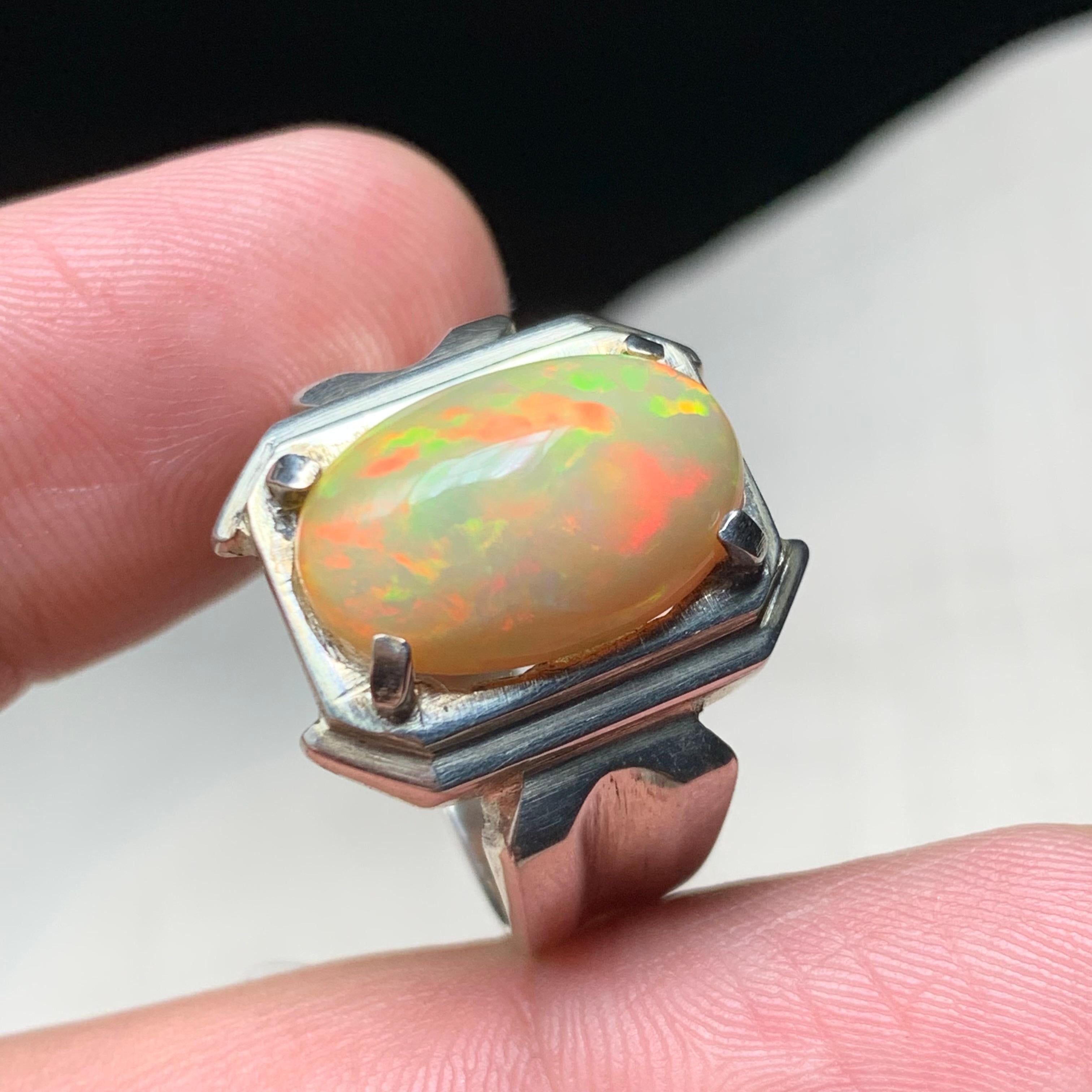 Modernista Anello di opale bianco naturale in argento 925 - Fatto a mano con giochi di colore in vendita