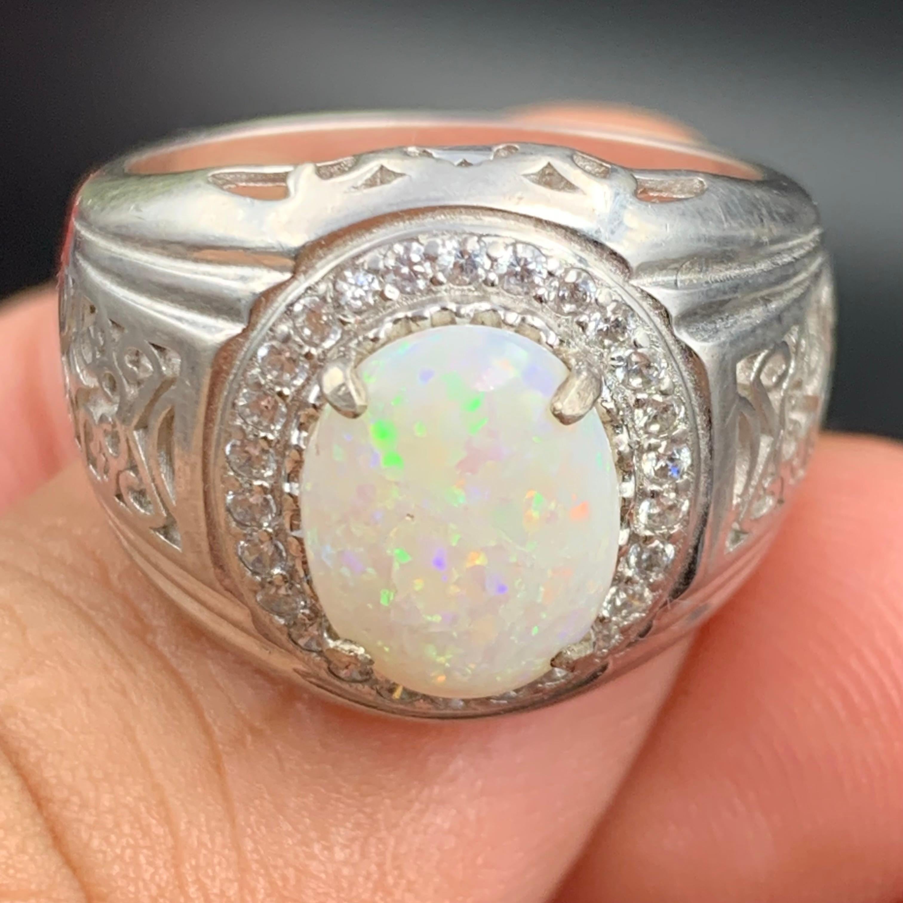 Taglio smeraldo Anello di opale bianco naturale in argento 925 - Fatto a mano con giochi di colore in vendita