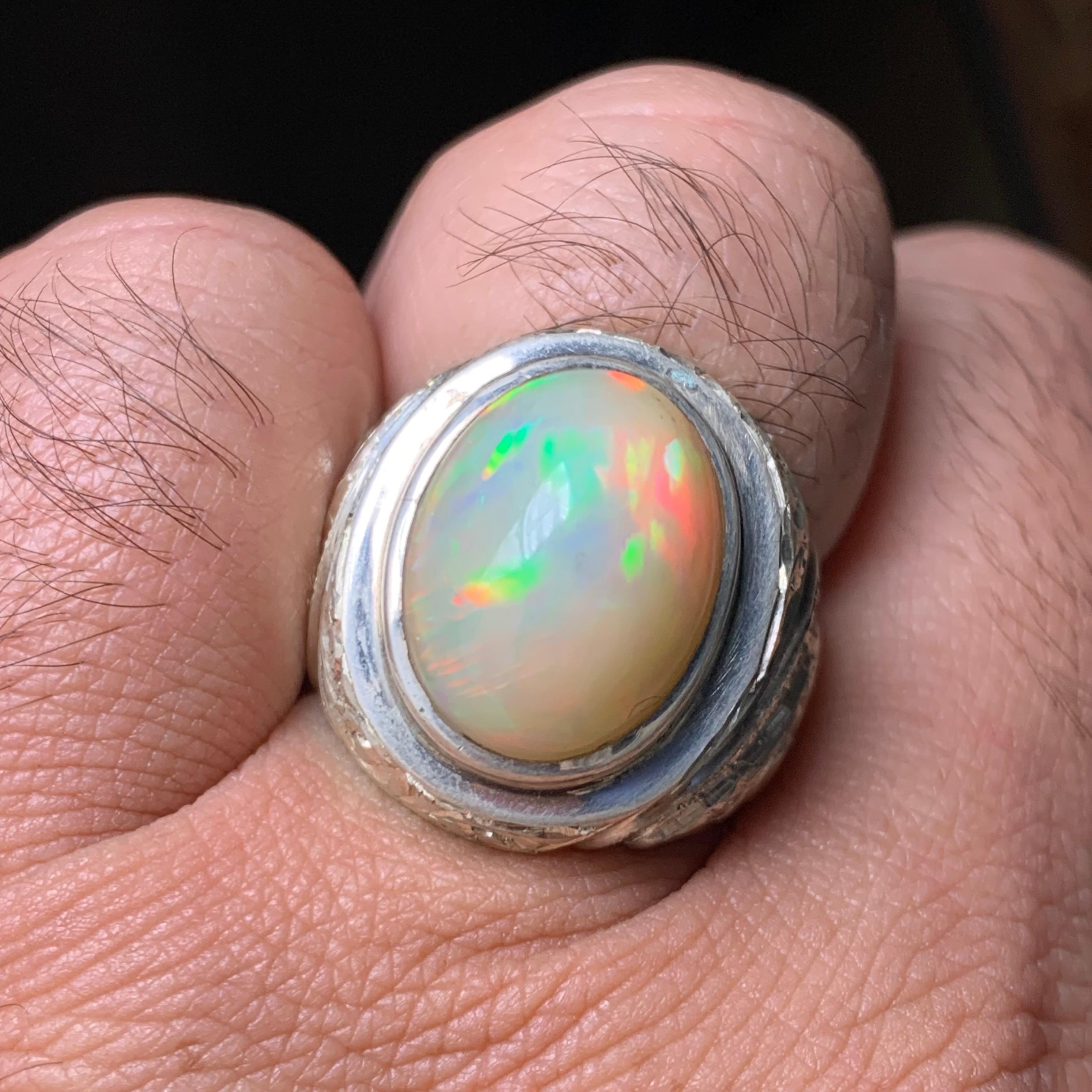 Natürlicher weißer Opal Ring in 925 Sterling Silber - Handgefertigt mit Farbspiel (Cabochon) im Angebot