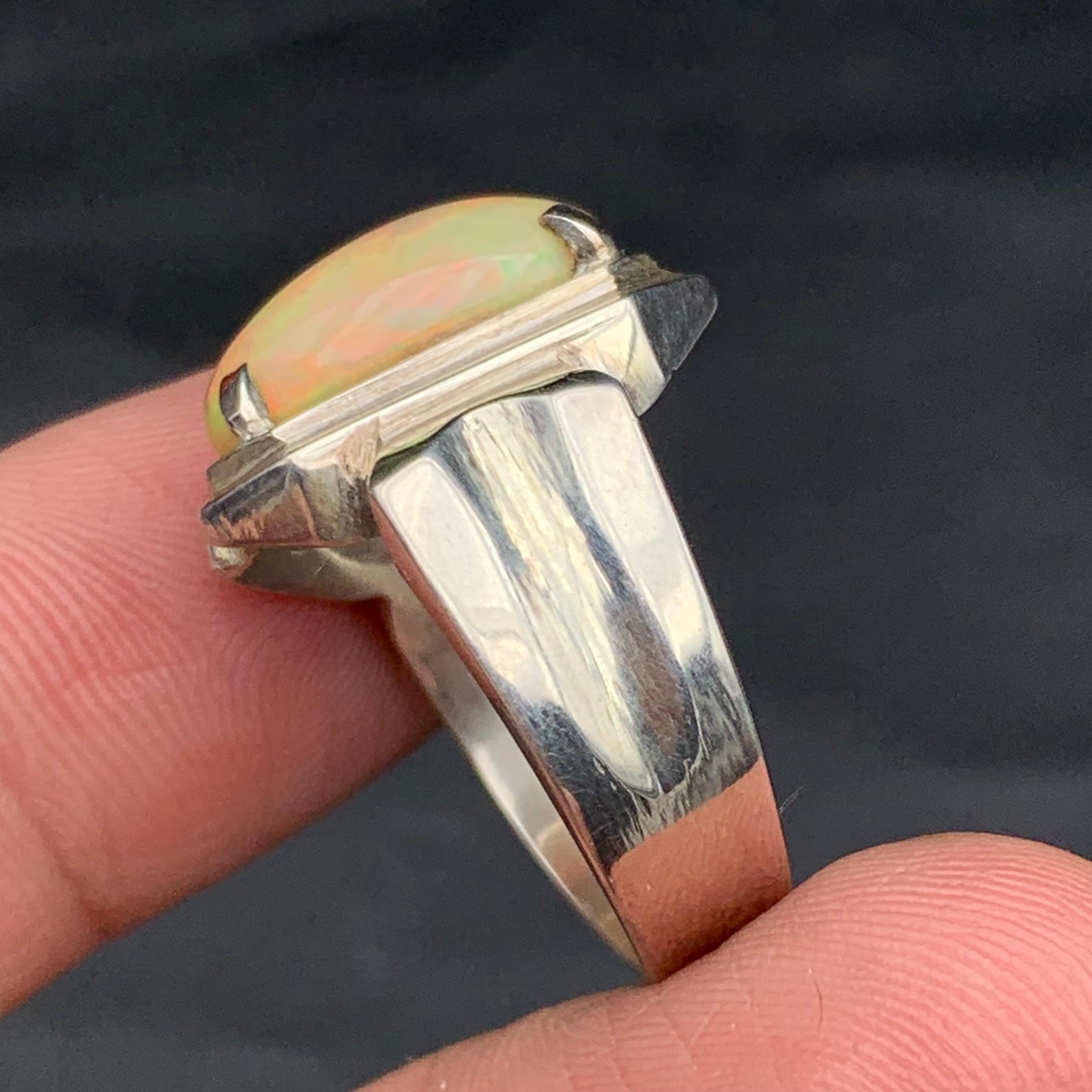 Anello di opale bianco naturale in argento 925 - Fatto a mano con giochi di colore In condizioni Nuovo in vendita a Peshawar, PK