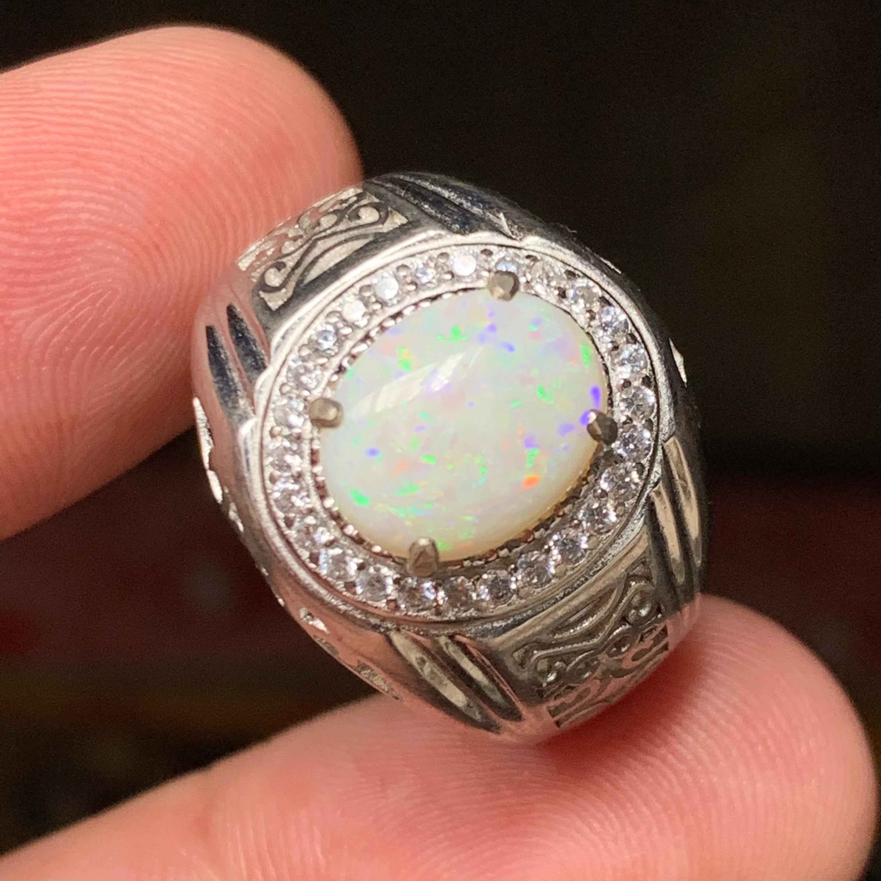 Anello di opale bianco naturale in argento 925 - Fatto a mano con giochi di colore in vendita 1