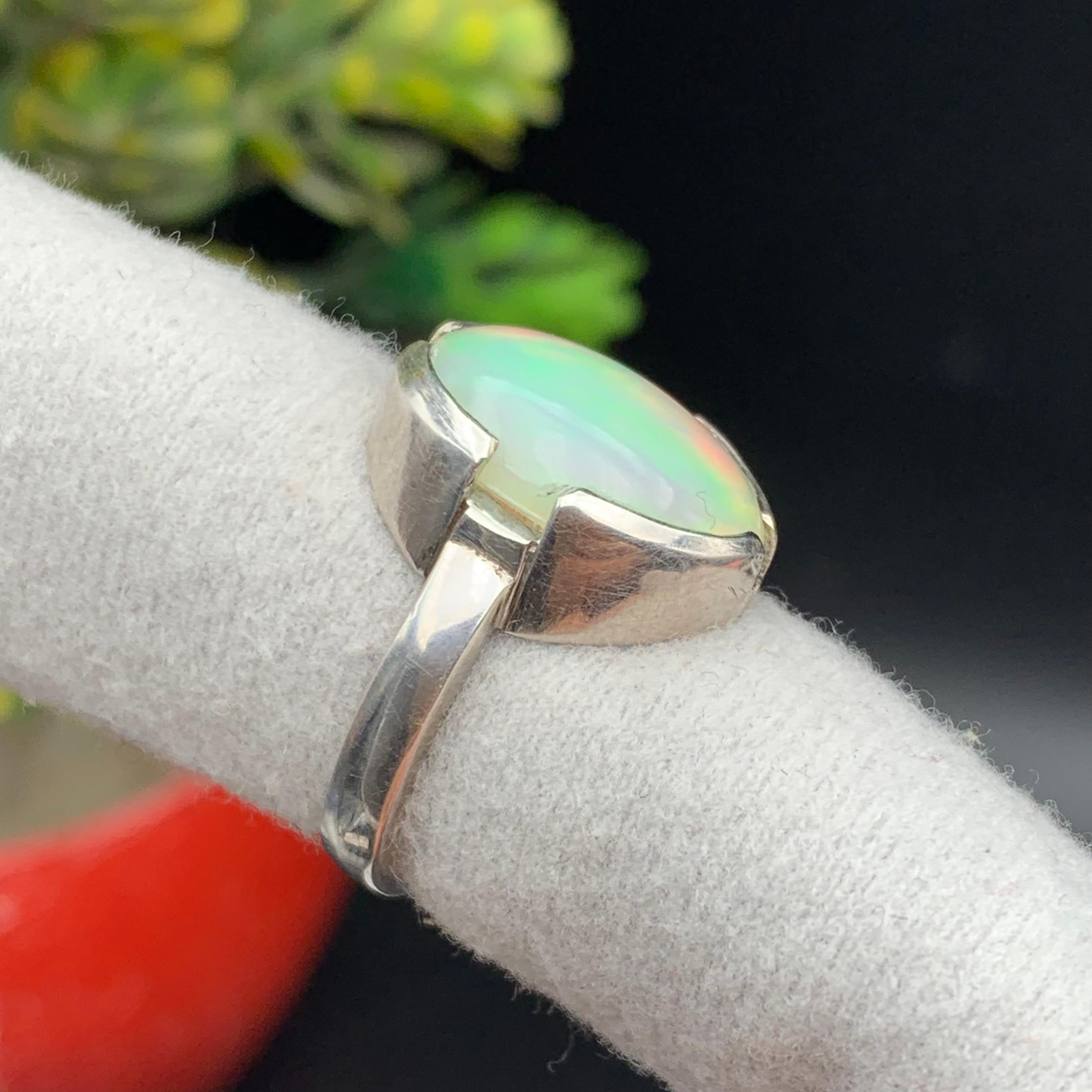 Bague en opale blanche naturelle en argent 925 - faite à la main avec des jeux de couleurs en vente 1