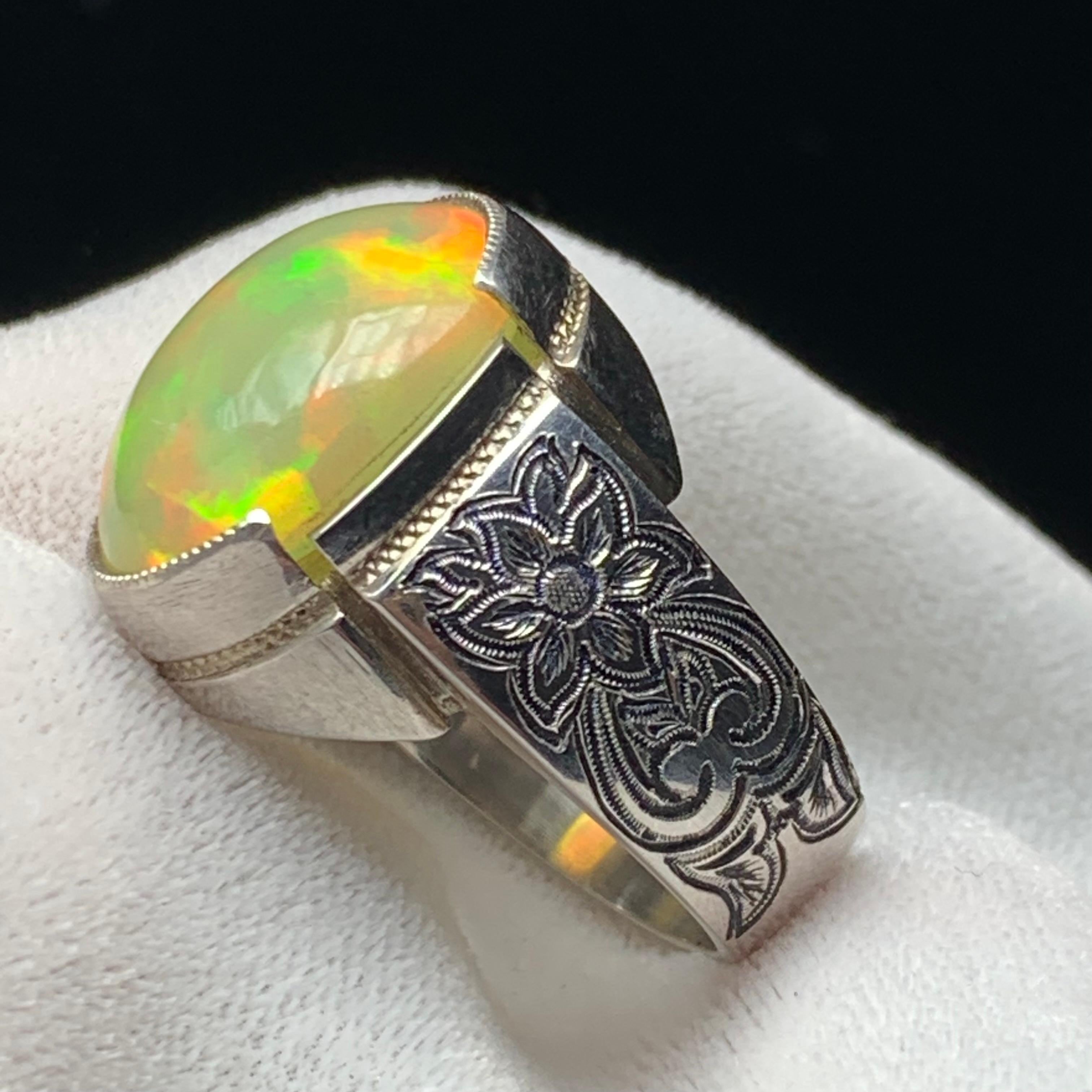 Anello di opale bianco naturale in argento 925 - Fatto a mano con giochi di colore in vendita 1