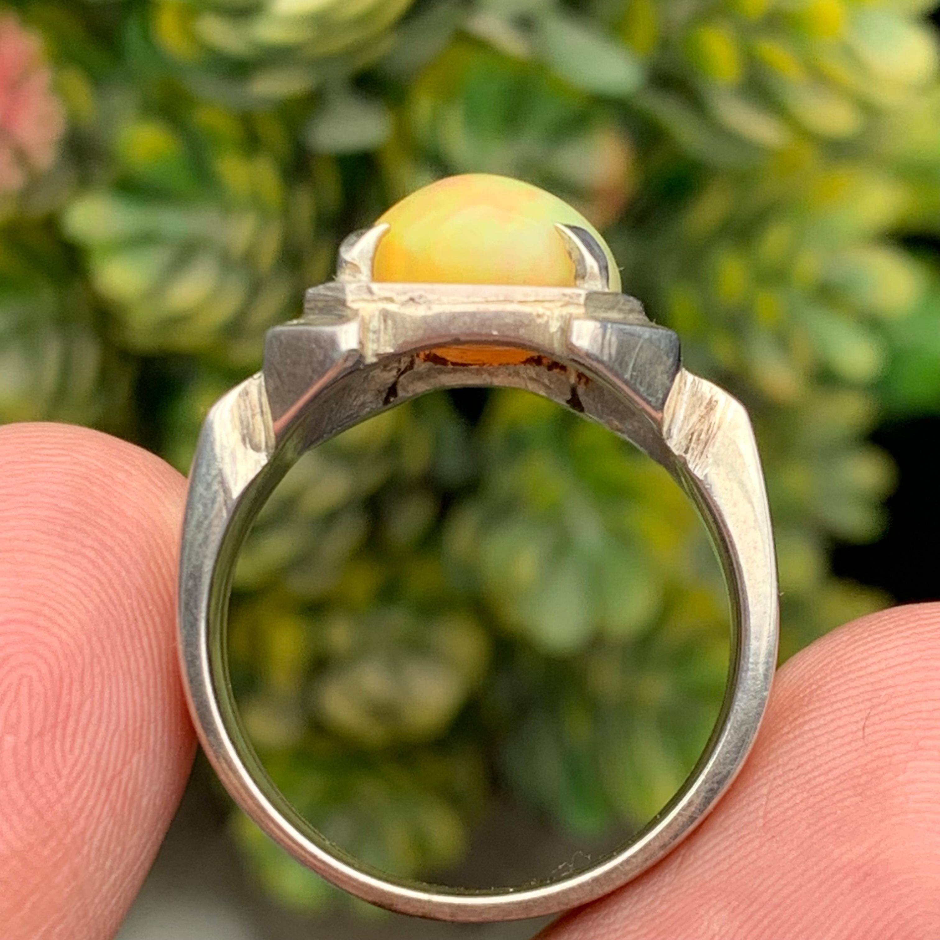 Anello di opale bianco naturale in argento 925 - Fatto a mano con giochi di colore in vendita 1