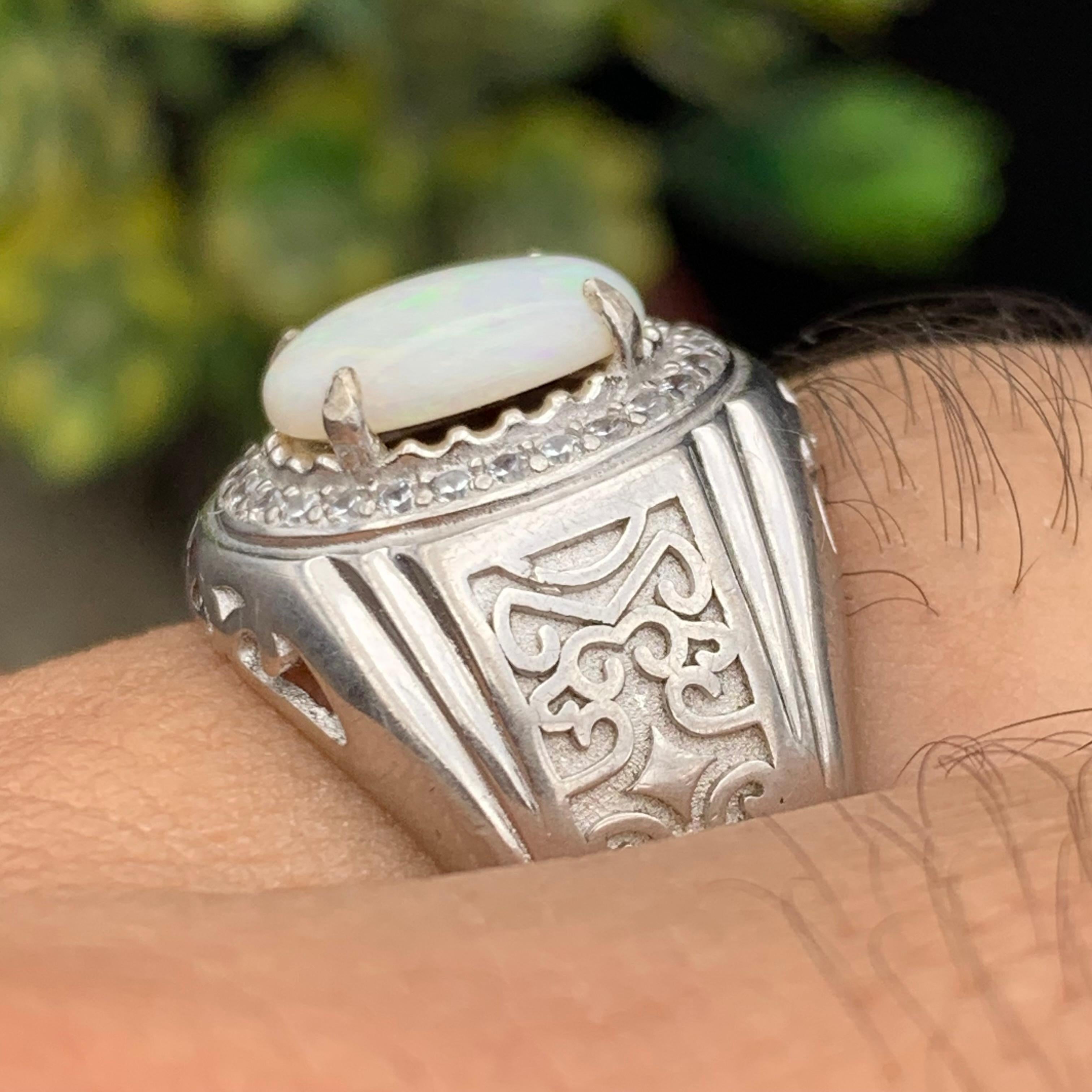 Anello di opale bianco naturale in argento 925 - Fatto a mano con giochi di colore in vendita 2