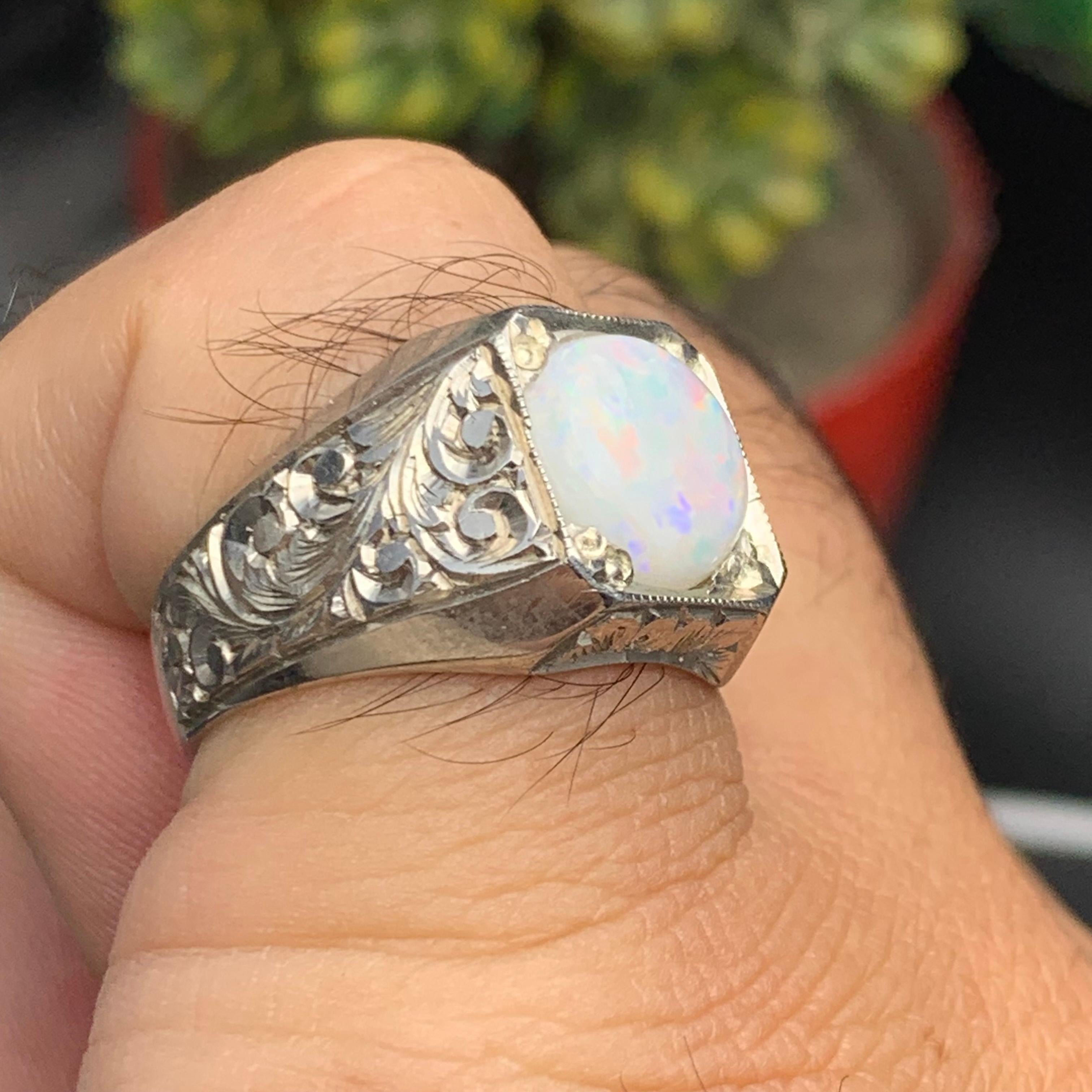 Anello di opale bianco naturale in argento 925 - Fatto a mano con giochi di colore in vendita 2