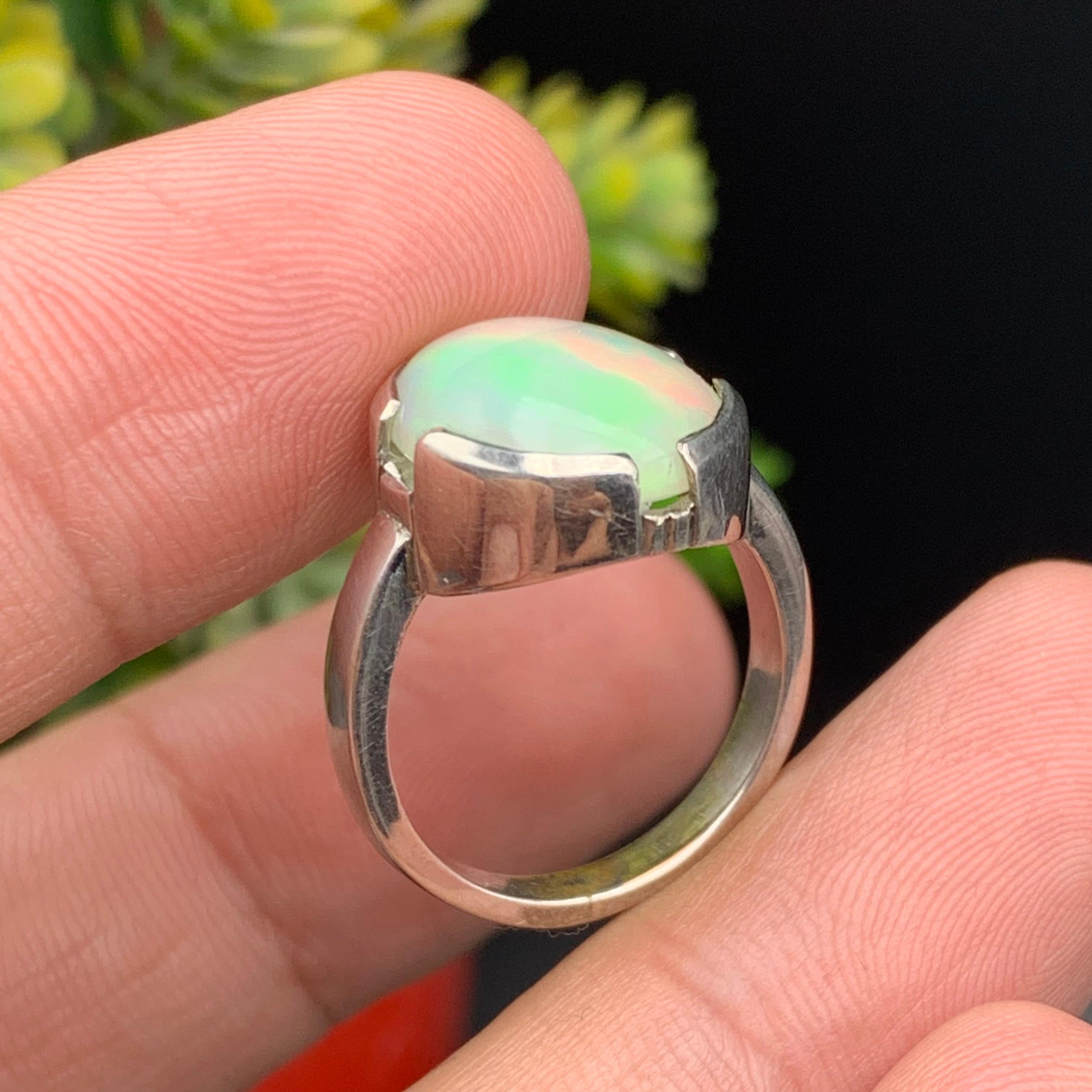 Bague en opale blanche naturelle en argent 925 - faite à la main avec des jeux de couleurs en vente 2