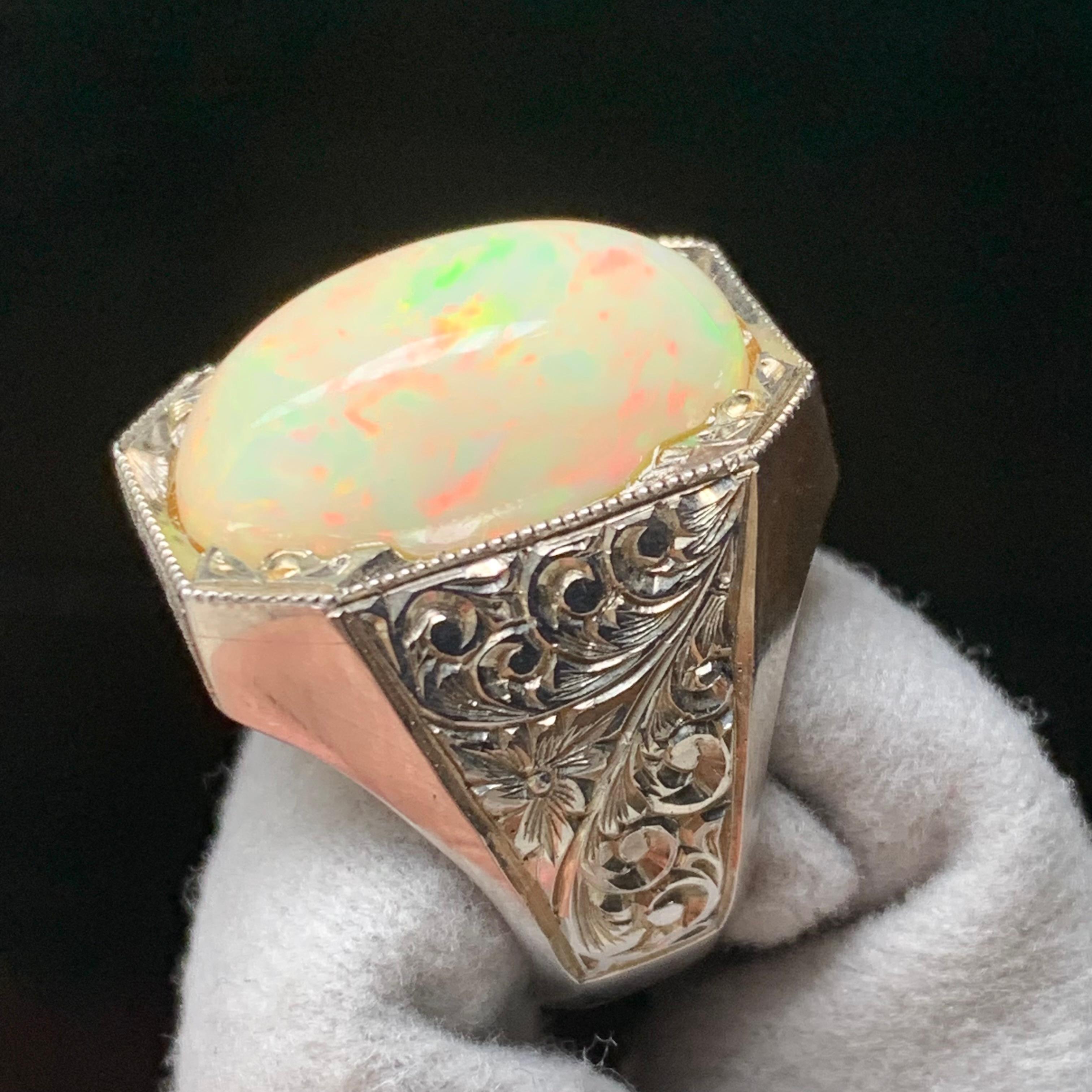 Anello di opale bianco naturale in argento 925 - Fatto a mano con giochi di colore in vendita 2