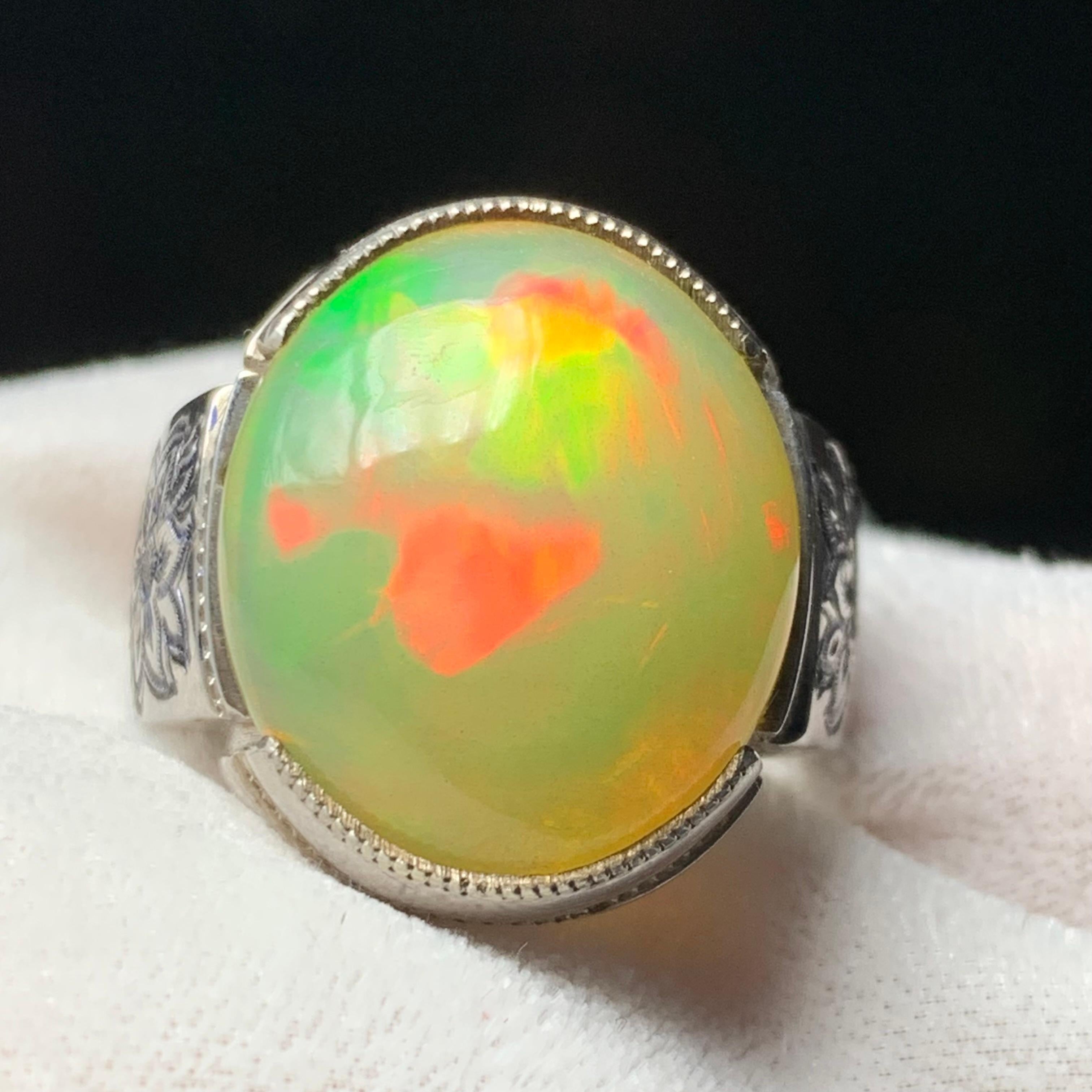 Anello di opale bianco naturale in argento 925 - Fatto a mano con giochi di colore in vendita 2