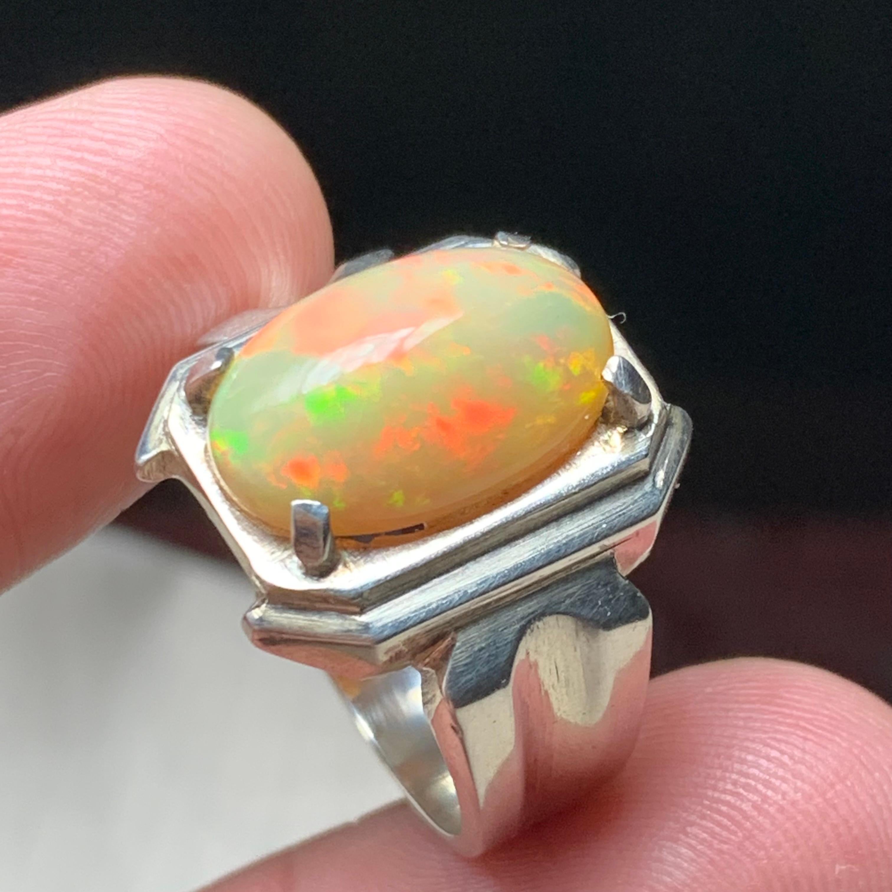 Anello di opale bianco naturale in argento 925 - Fatto a mano con giochi di colore in vendita 2