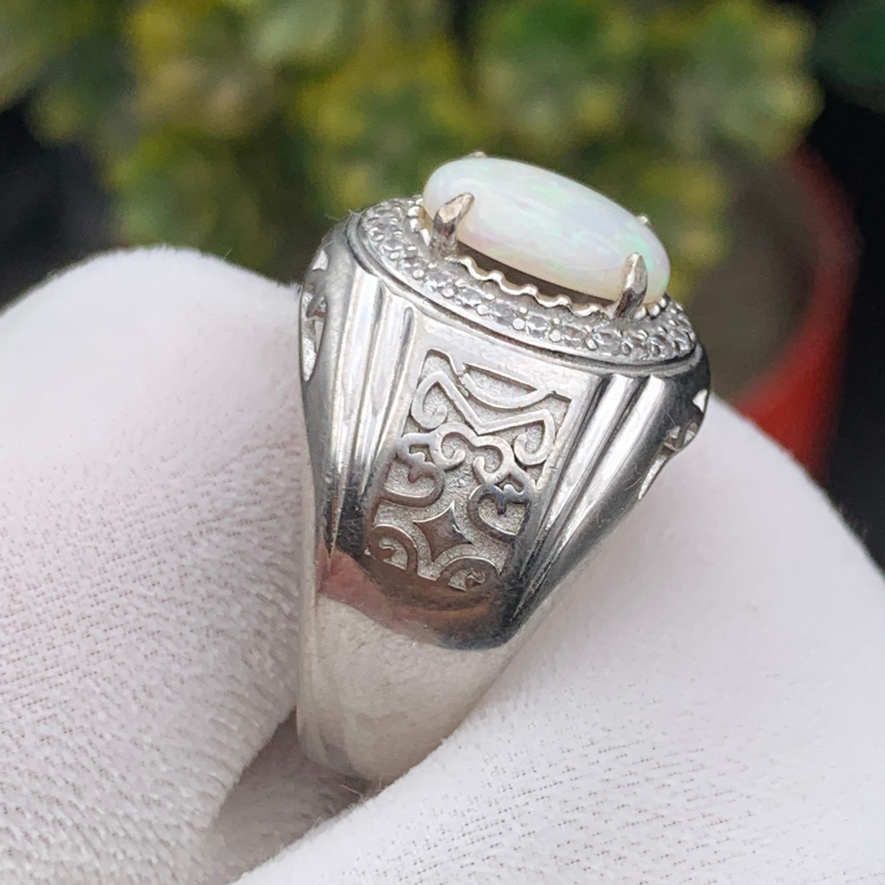 Anello di opale bianco naturale in argento 925 - Fatto a mano con giochi di colore in vendita 3