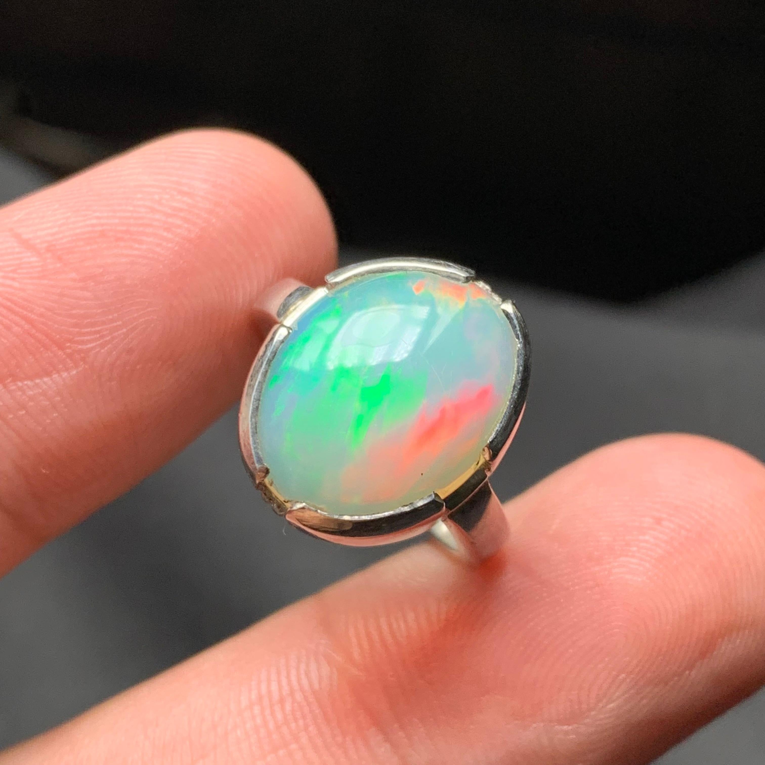 Bague en opale blanche naturelle en argent 925 - faite à la main avec des jeux de couleurs en vente 3