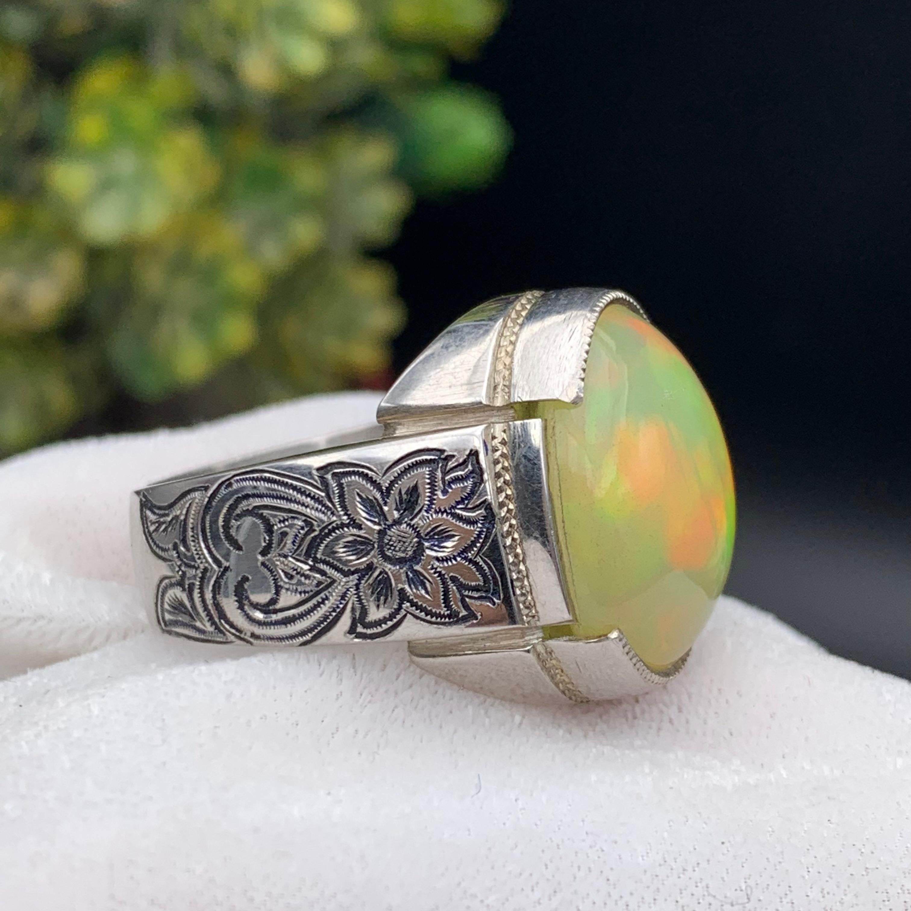Anello di opale bianco naturale in argento 925 - Fatto a mano con giochi di colore in vendita 3