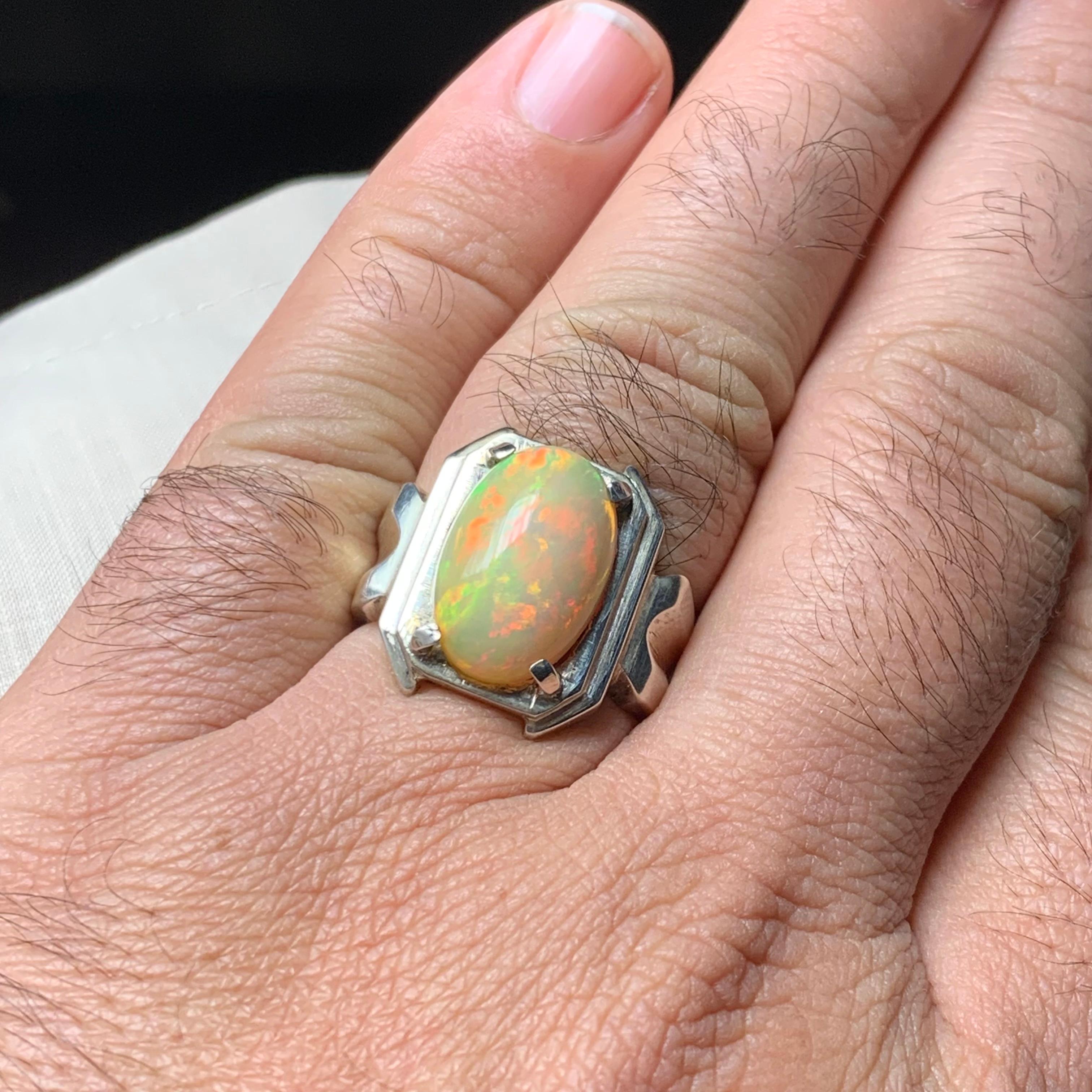 Anello di opale bianco naturale in argento 925 - Fatto a mano con giochi di colore in vendita 3