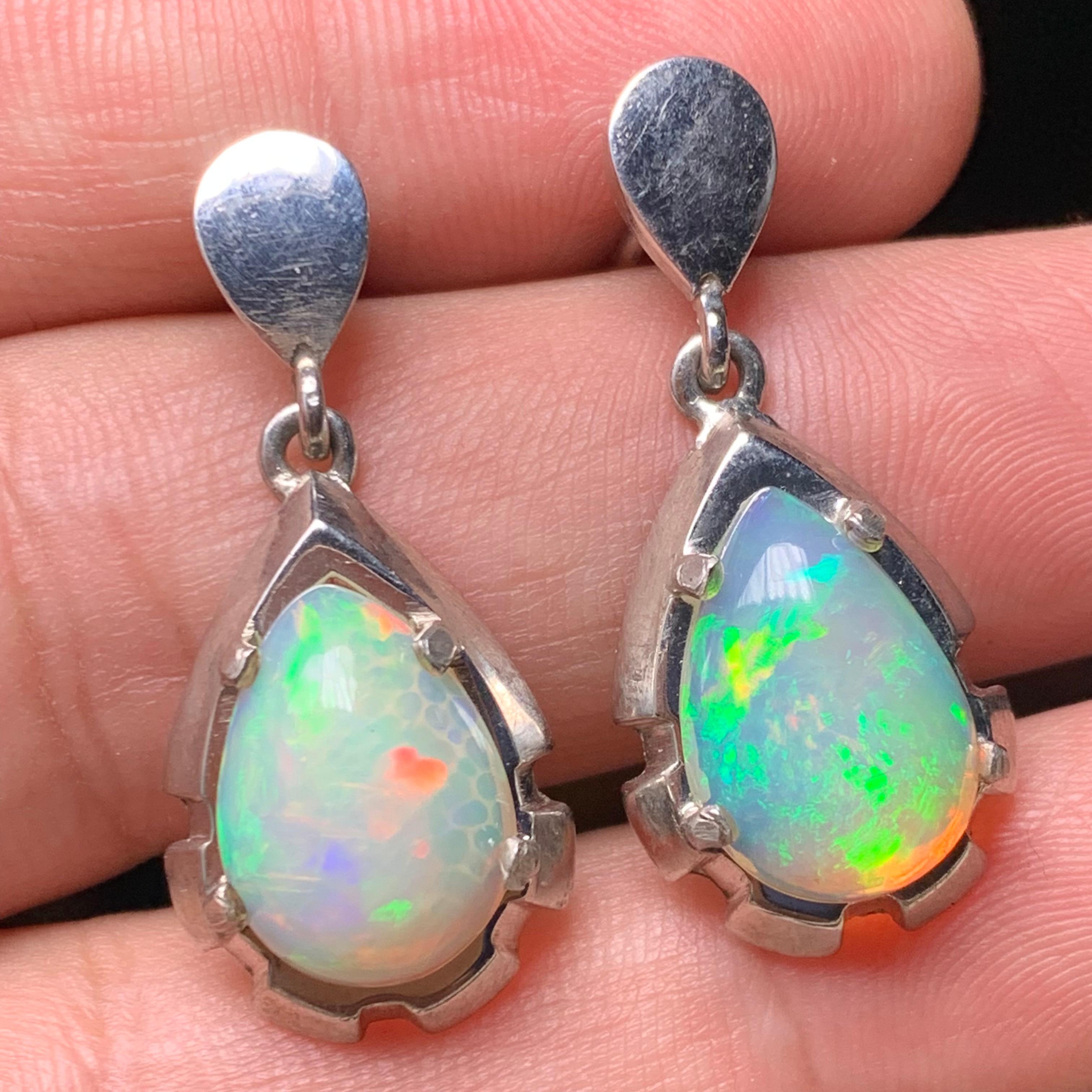 Natürlicher weißer Opal Ohrstecker in 925 Silber - Handgefertigt mit Farbspiel im Angebot 4