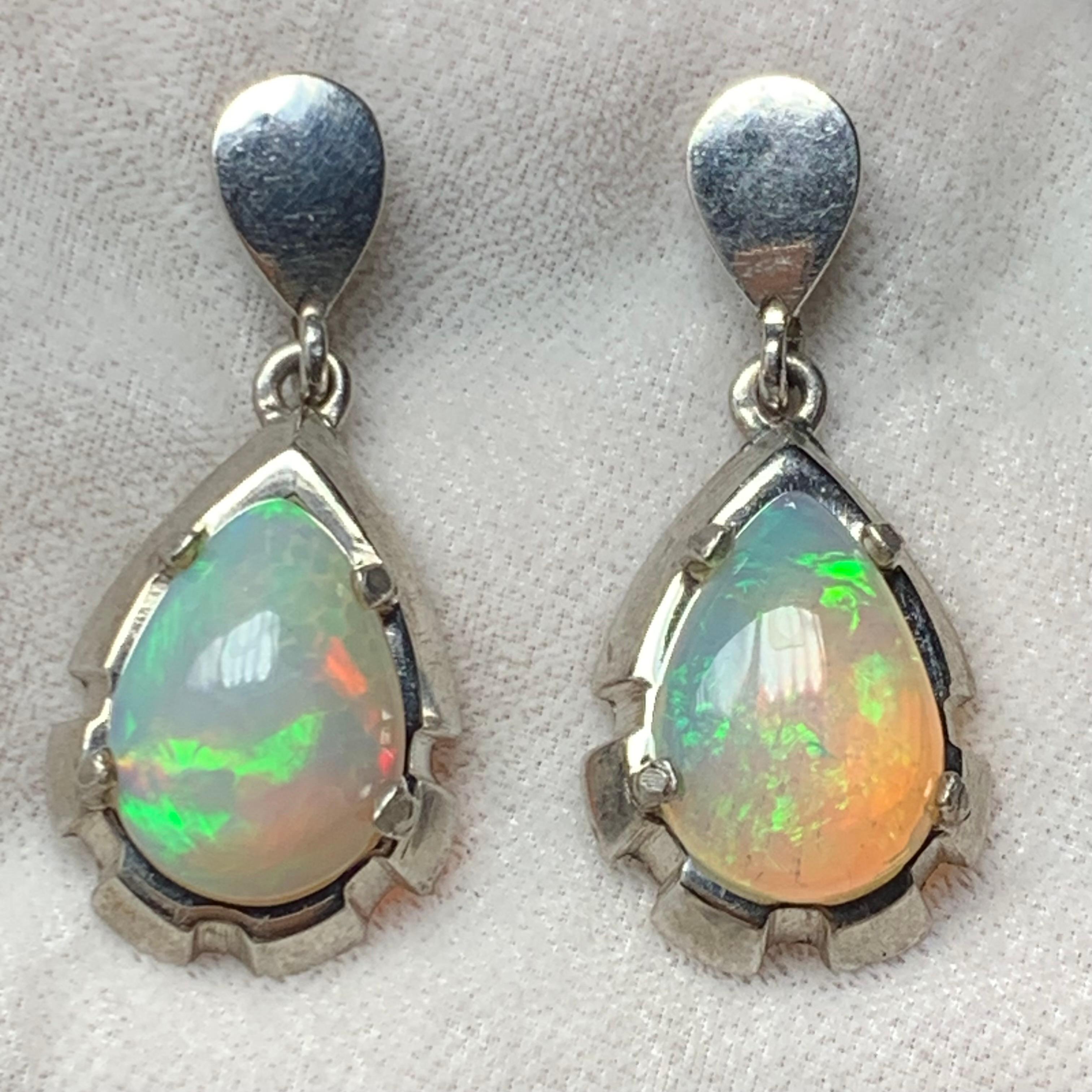 Natürlicher weißer Opal Ohrstecker in 925 Silber - Handgefertigt mit Farbspiel im Angebot 5