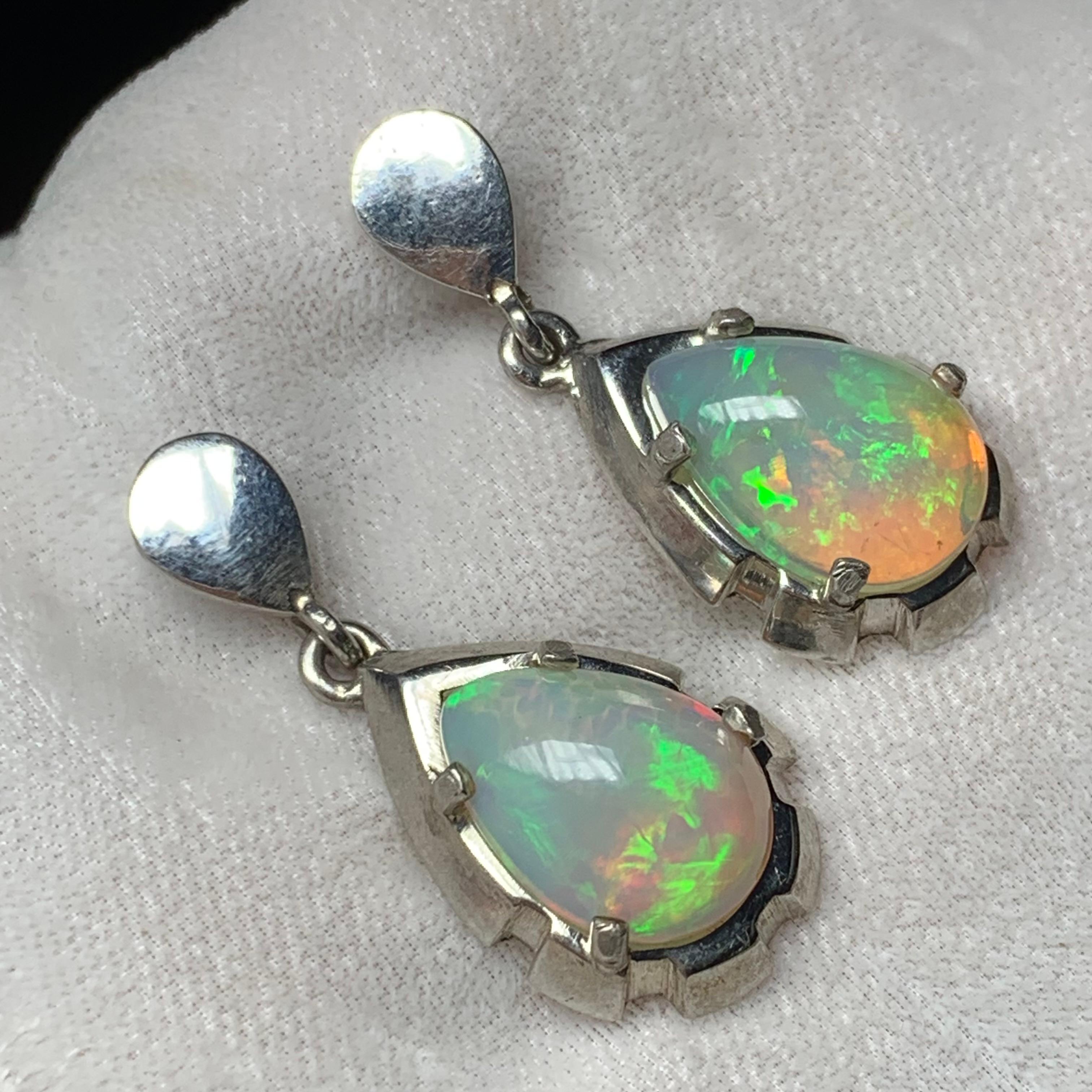 Natürlicher weißer Opal Ohrstecker in 925 Silber - Handgefertigt mit Farbspiel im Angebot 6