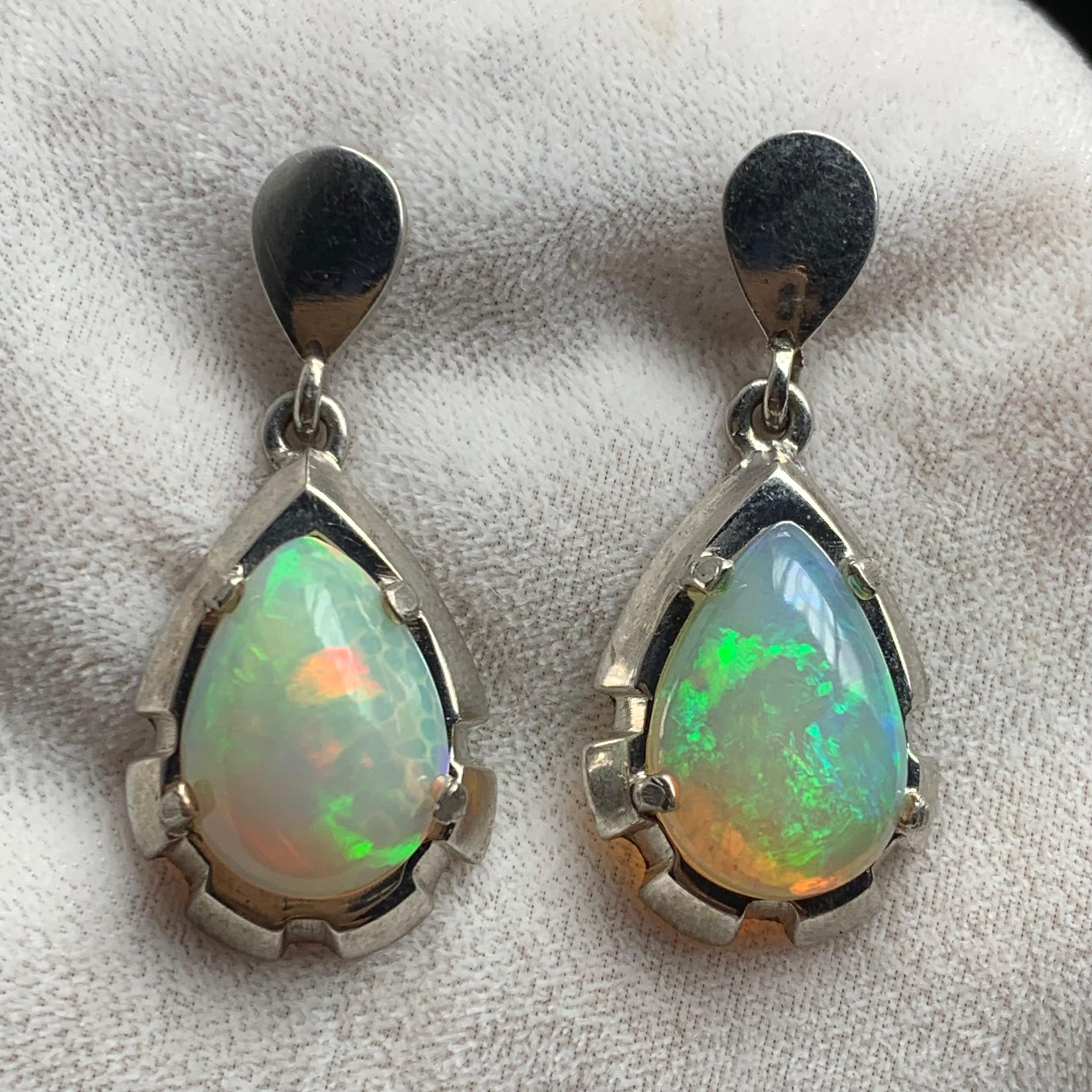 Natürlicher weißer Opal Ohrstecker in 925 Silber - Handgefertigt mit Farbspiel im Angebot 7