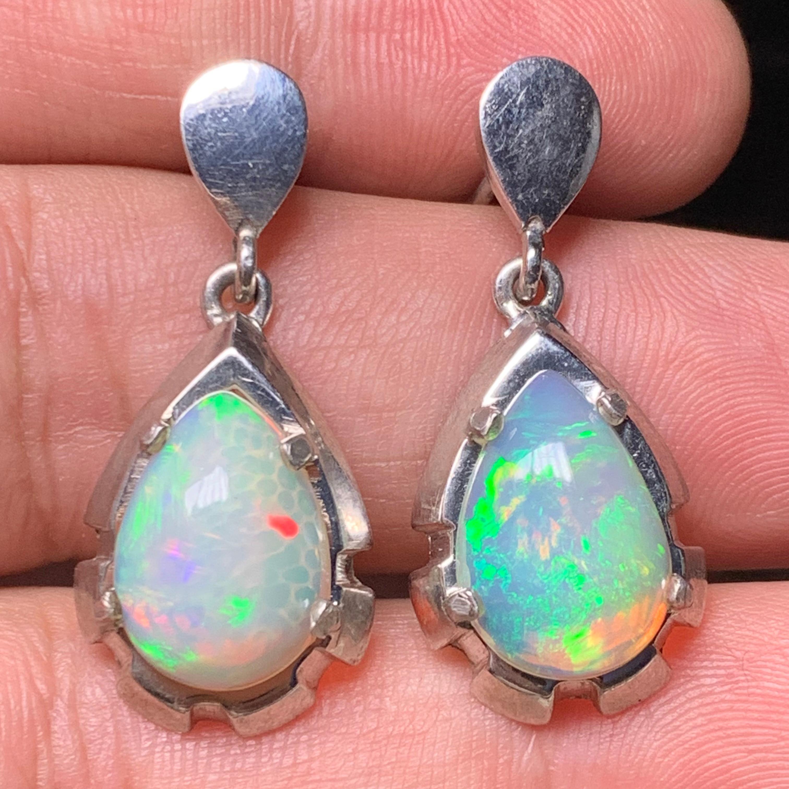 Handgefertigte wei�ße Opal Ohrstecker aus 925er Sterling Silber - hochwertiger birnenförmiger Edelsteinschmuck mit Farbspiel & Feuer

💎 EDELSTEINART: Opal 
⚖️  RINGGEWICHT: 6,60 Gramm
🪚 STEINFORM UND SCHLIFF: Birne Cabochon-Schliff
🌈 FARBE: Weiß