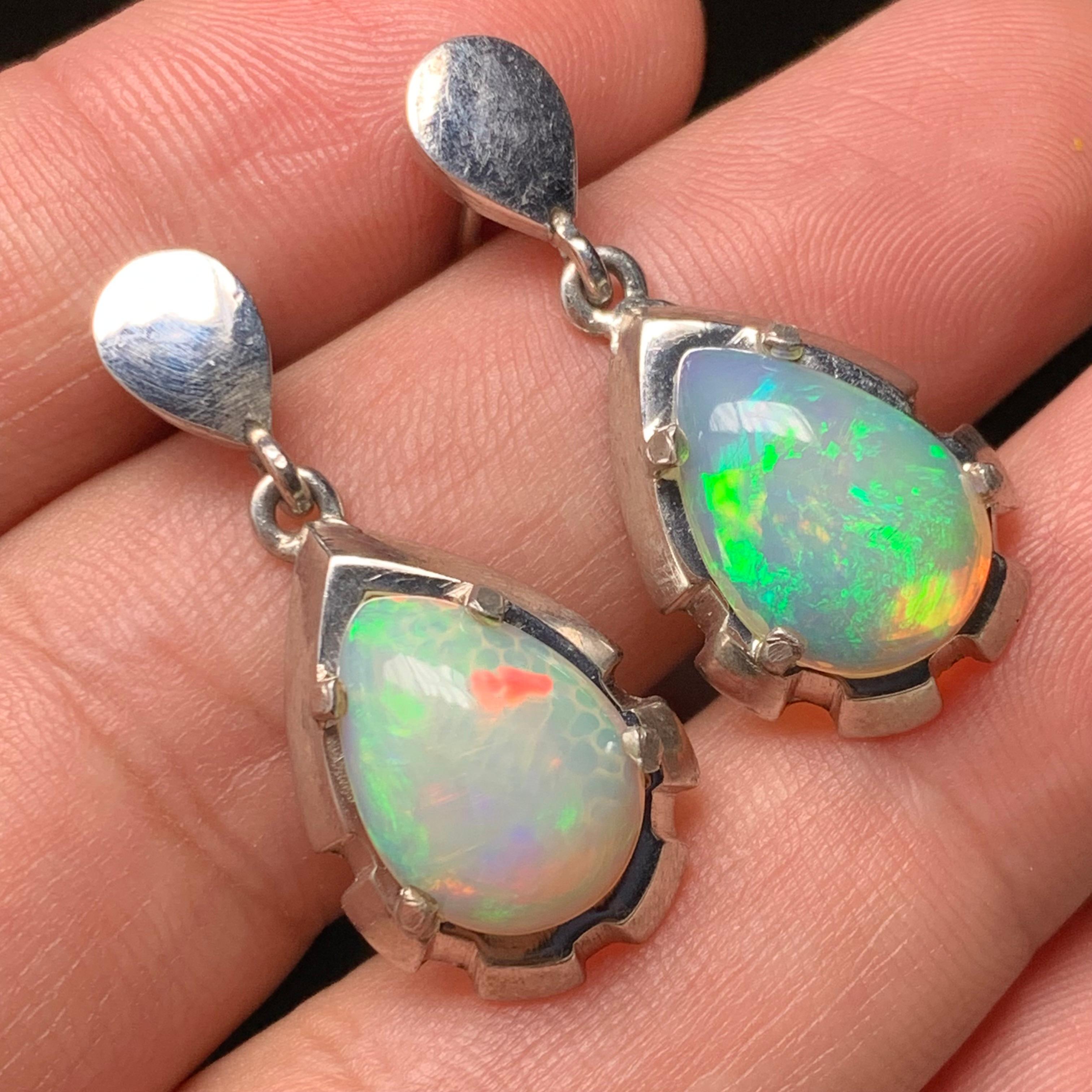 Natürlicher weißer Opal Ohrstecker in 925 Silber - Handgefertigt mit Farbspiel (Kunsthandwerker*in) im Angebot
