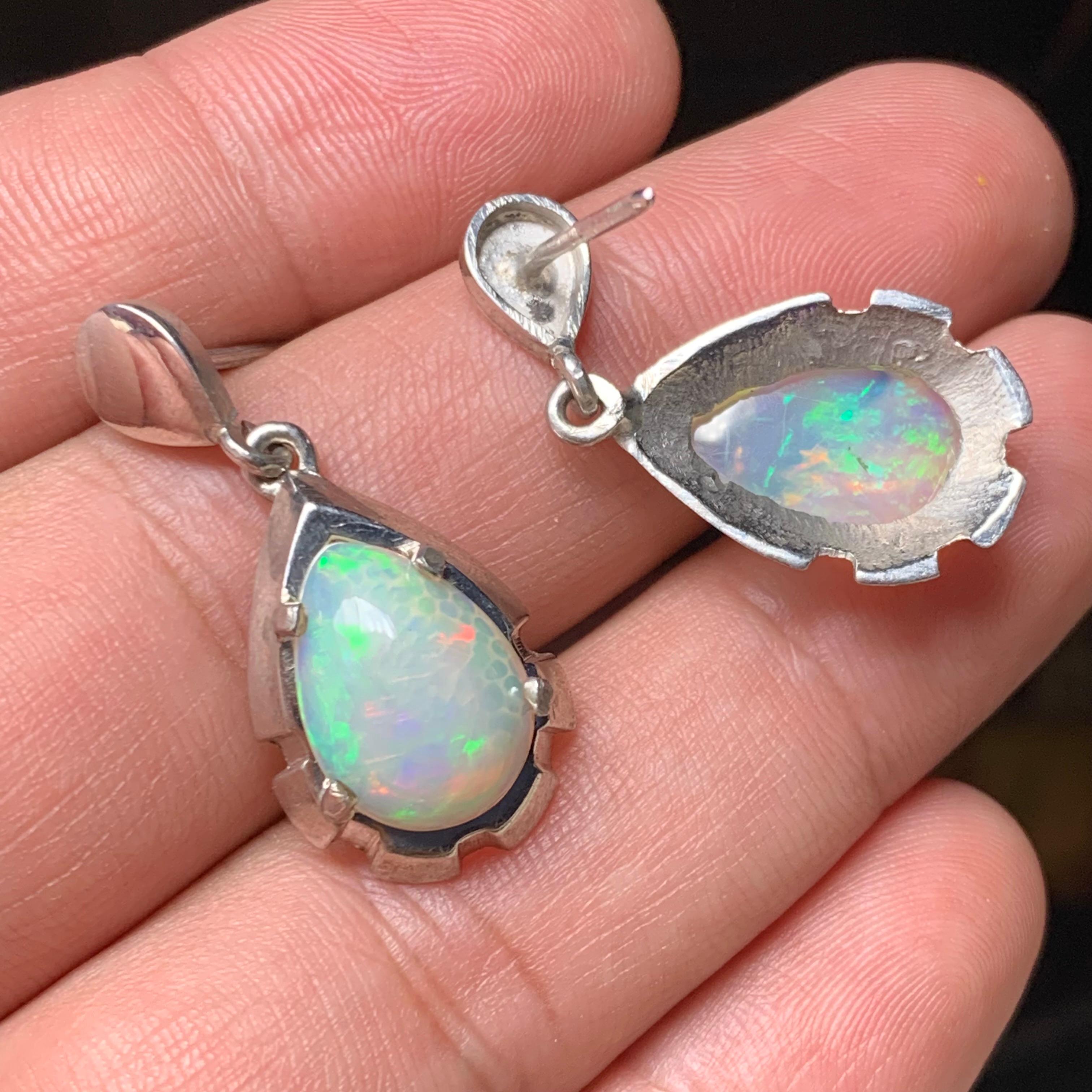 Natürlicher weißer Opal Ohrstecker in 925 Silber - Handgefertigt mit Farbspiel (Cabochon) im Angebot