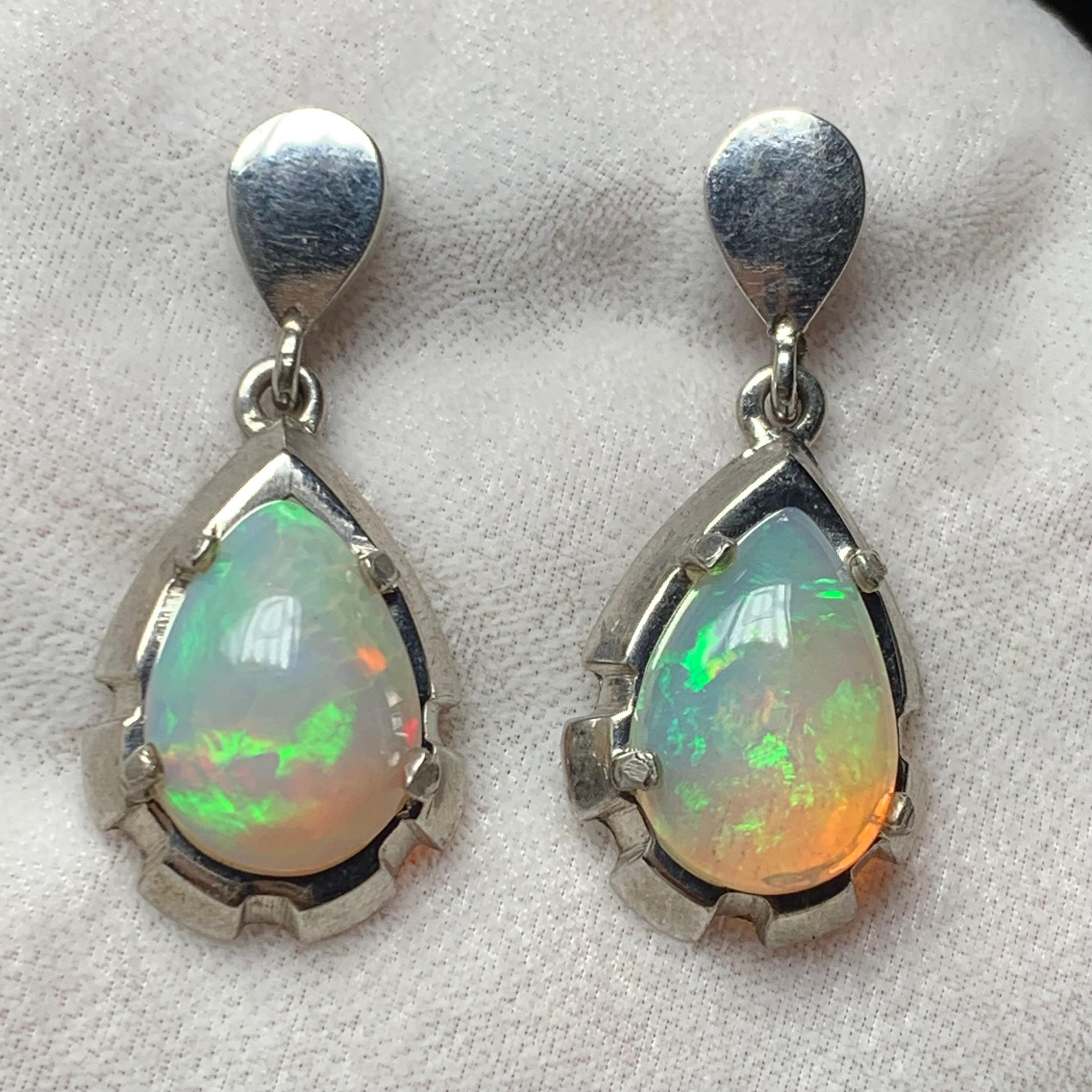 Natürlicher weißer Opal Ohrstecker in 925 Silber - Handgefertigt mit Farbspiel im Zustand „Neu“ im Angebot in Peshawar, PK