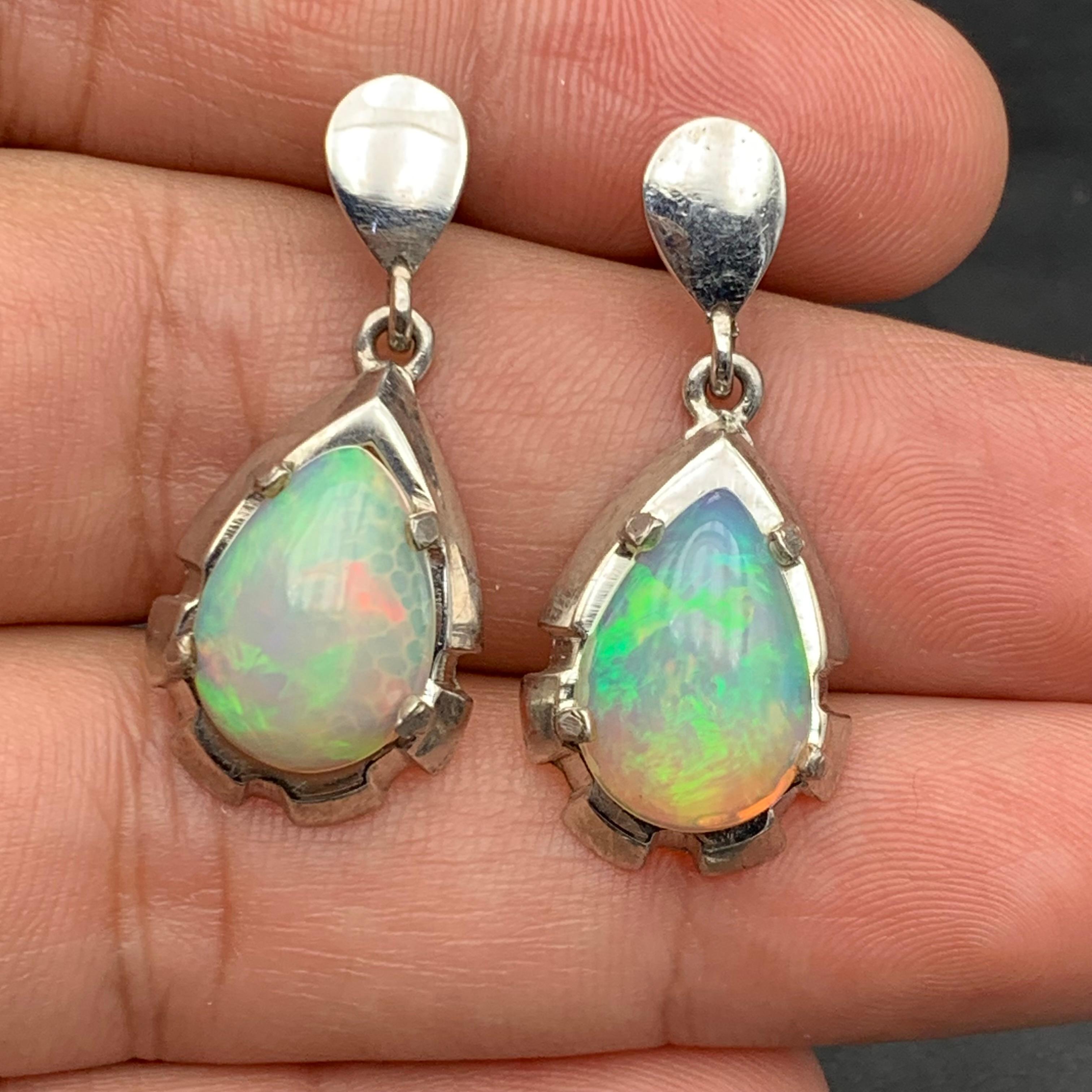 Natürlicher weißer Opal Ohrstecker in 925 Silber - Handgefertigt mit Farbspiel Damen im Angebot