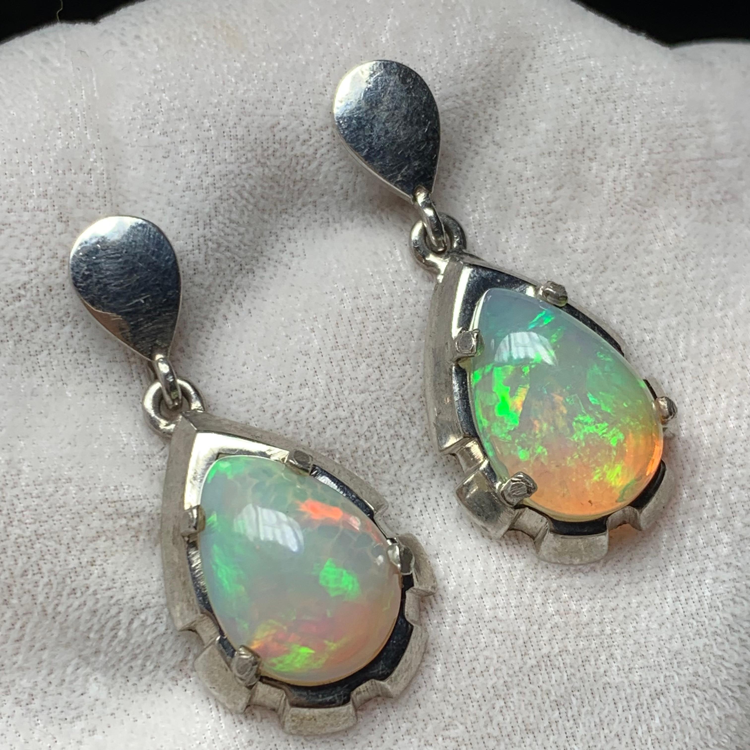 Natürlicher weißer Opal Ohrstecker in 925 Silber - Handgefertigt mit Farbspiel im Angebot 1