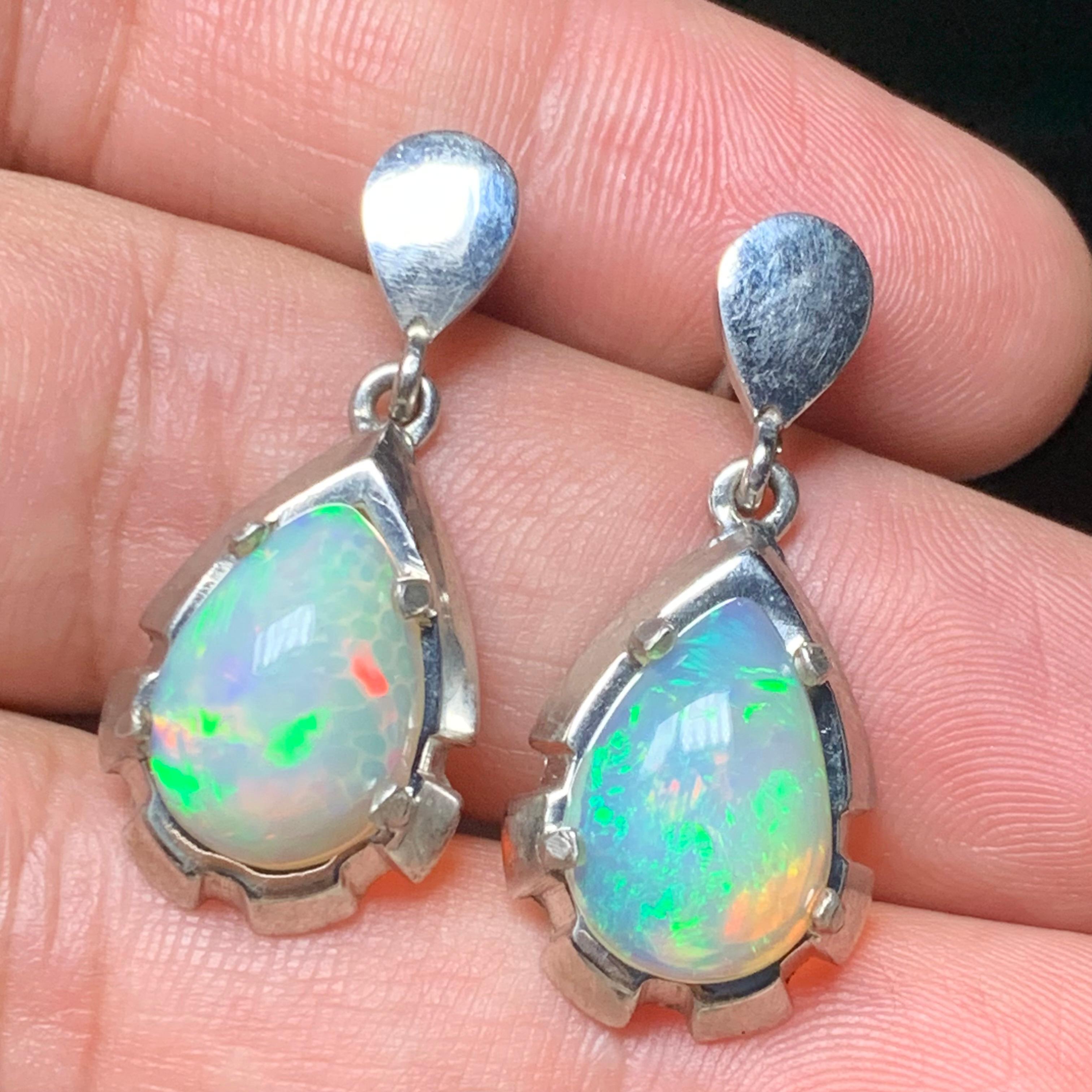 Natürlicher weißer Opal Ohrstecker in 925 Silber - Handgefertigt mit Farbspiel im Angebot 2