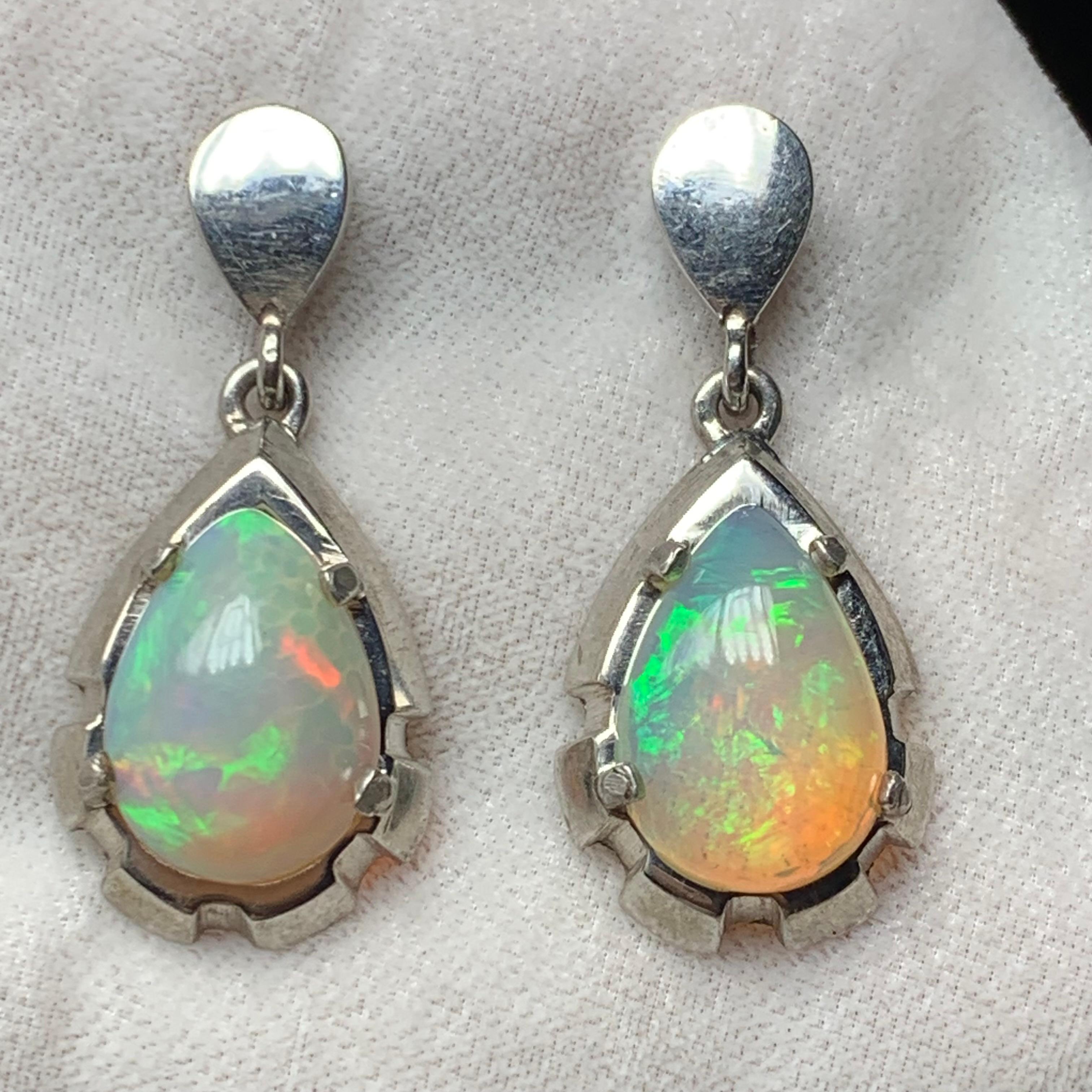 Natürlicher weißer Opal Ohrstecker in 925 Silber - Handgefertigt mit Farbspiel im Angebot 3