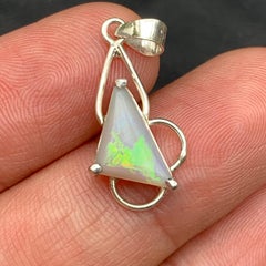 Colgante de ópalo blanco natural talla trillón en plata de ley 925, joya hecha a mano