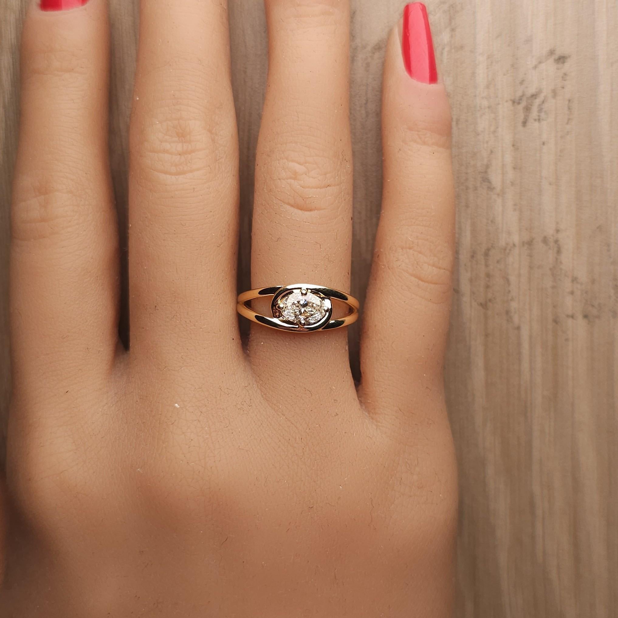 Natürlicher weißer ovaler Diamant 0,71 Karat TW Gelbgold Cocktailring im Angebot 3