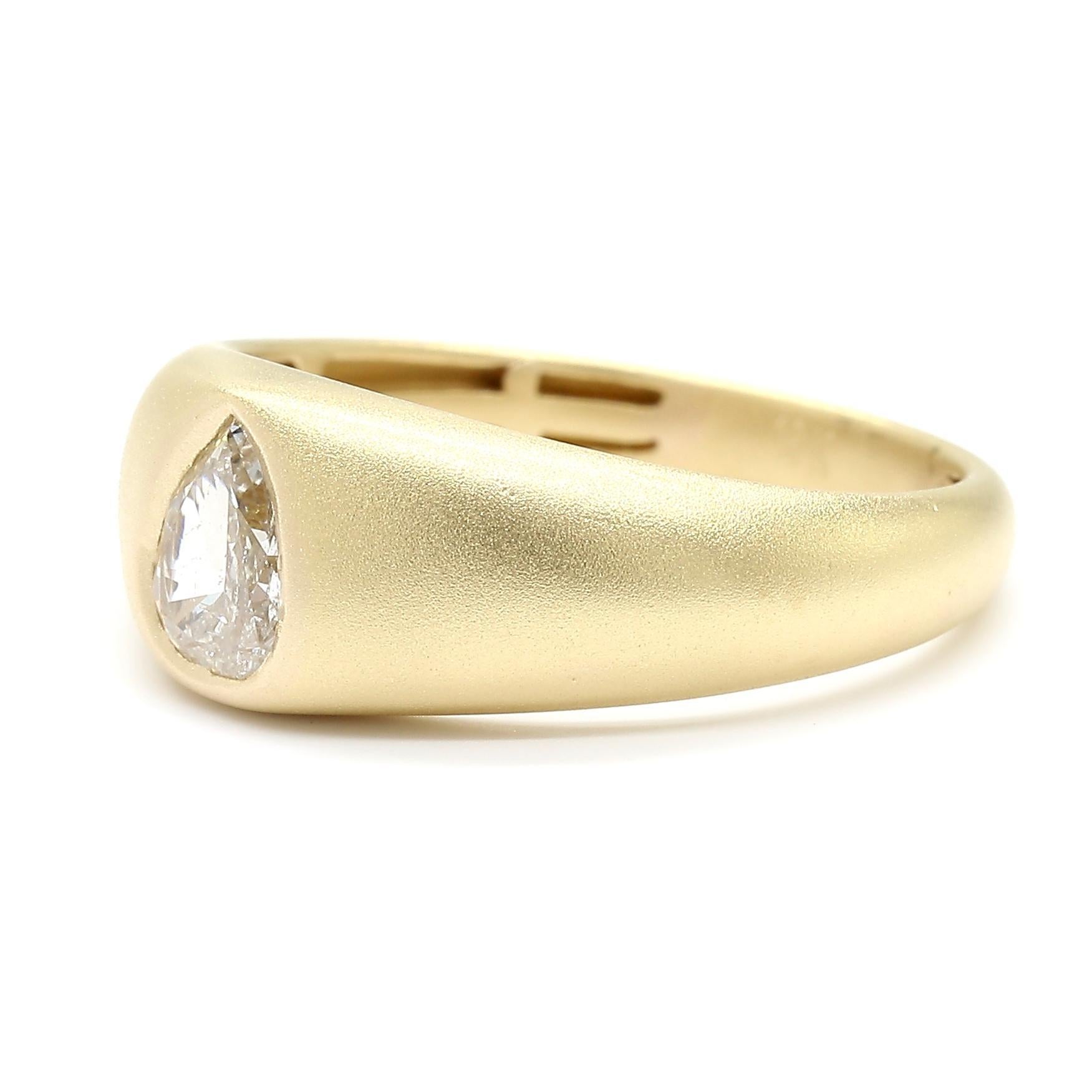 Raregemworld propose un magnifique bracelet en diamant. Monté dans une belle monture en or jaune 18 carats avec un diamant blanc naturel de taille poire. Cette bague est garantie pour impressionner et améliorer votre collection personnelle !

Poids