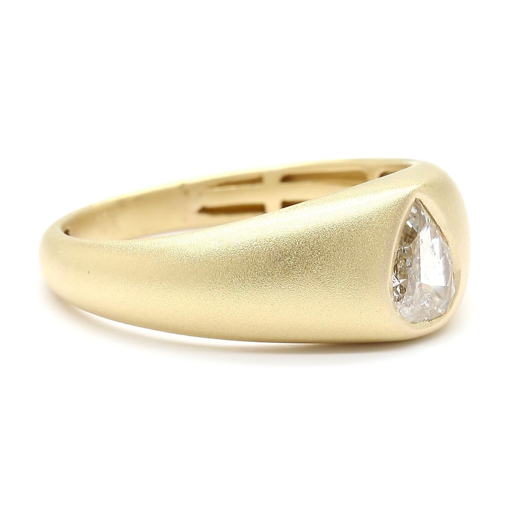 Taille poire Bague cocktail en or jaune avec diamants blancs naturels en poire de 0.51 carat poids total en vente