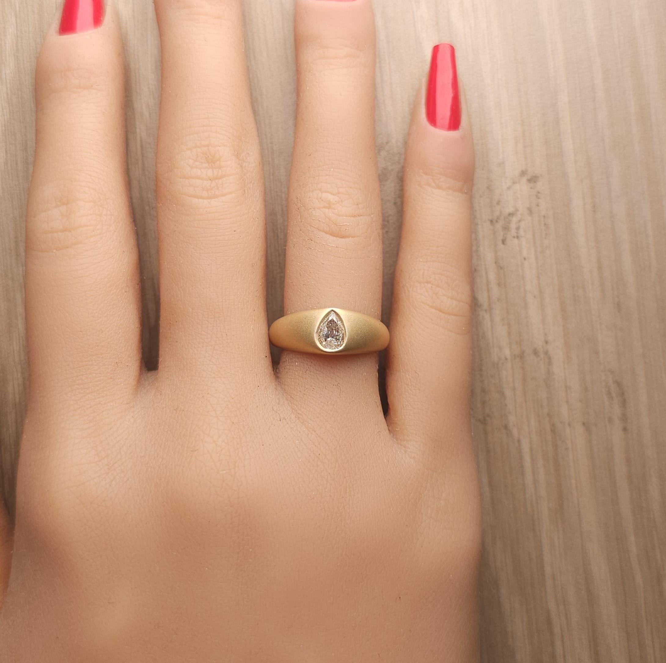 Bague cocktail en or jaune avec diamants blancs naturels en poire de 0.51 carat poids total Neuf - En vente à New York, NY