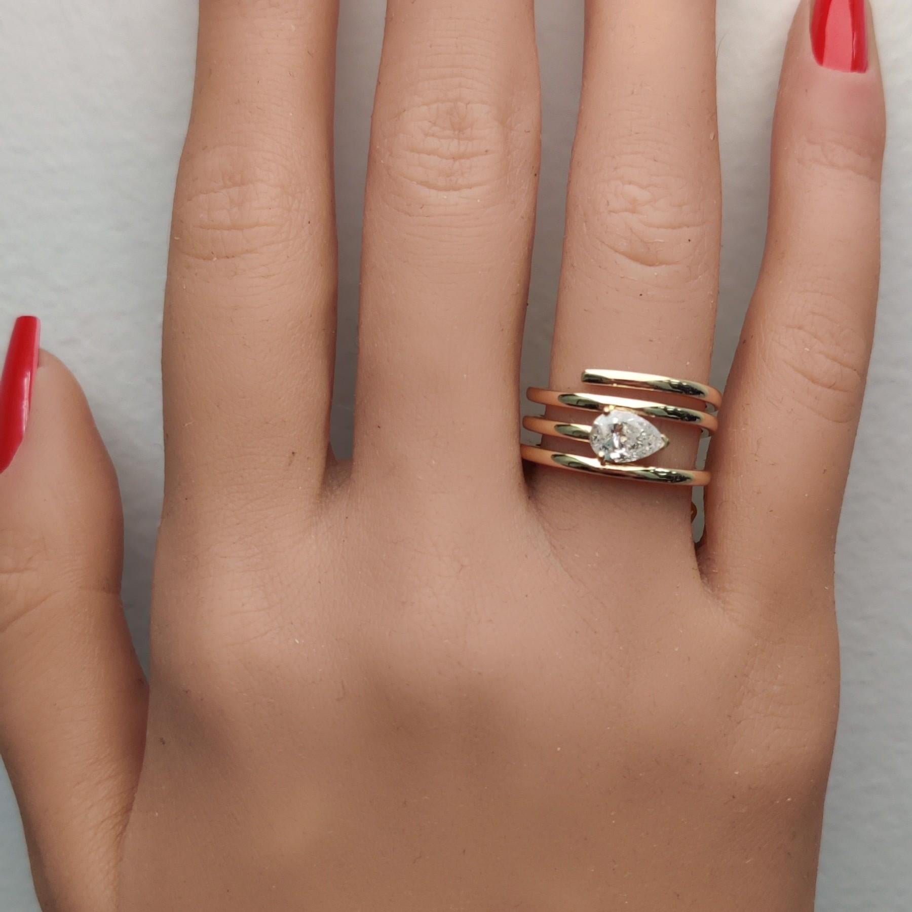 Anillo de cóctel de oro amarillo con diamantes pera blanca natural de 0.72 quilates TW en Nuevo estado para la venta en New York, NY