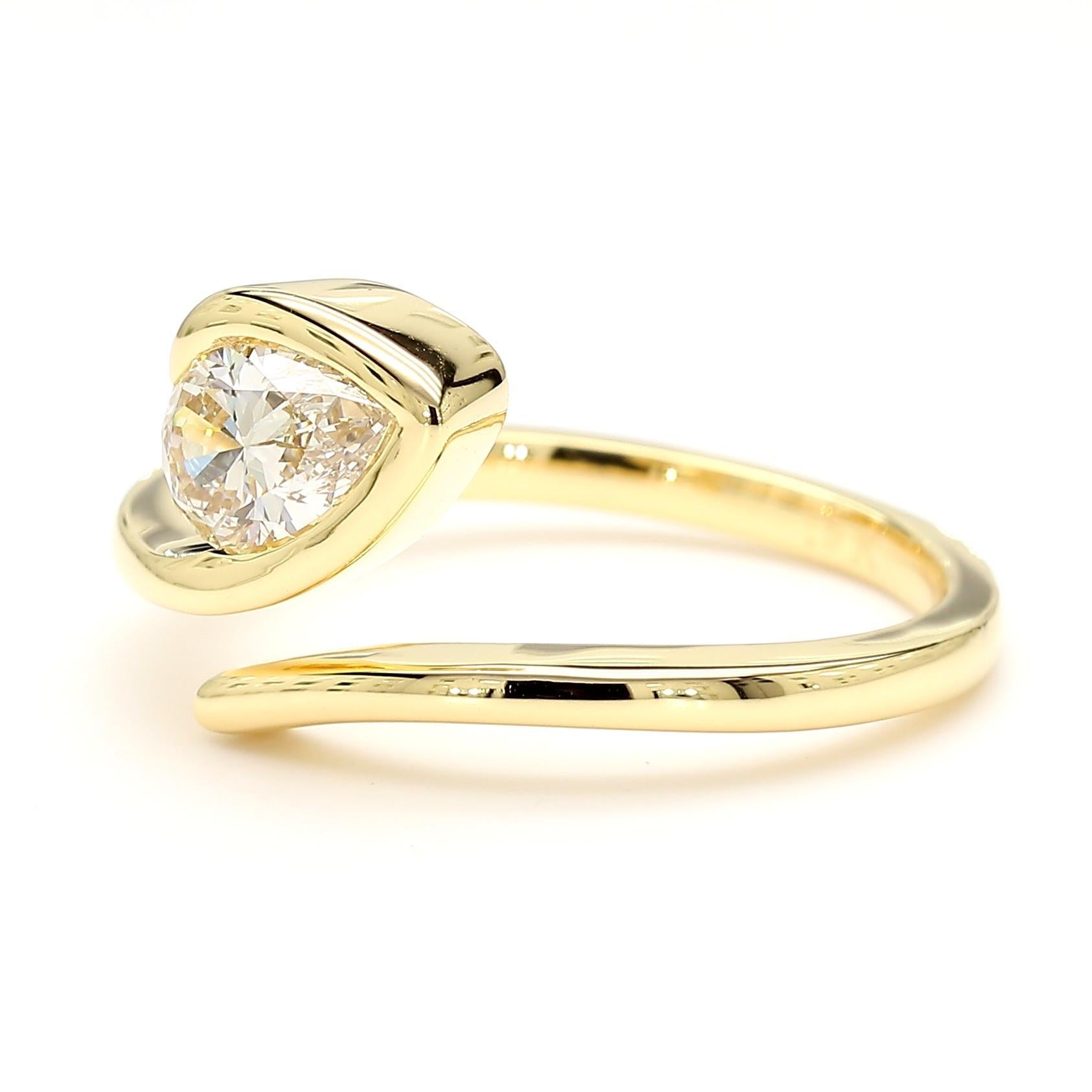 Bague cocktail en or jaune avec diamants blancs naturels en poire de 0.72 carat poids total Pour femmes en vente