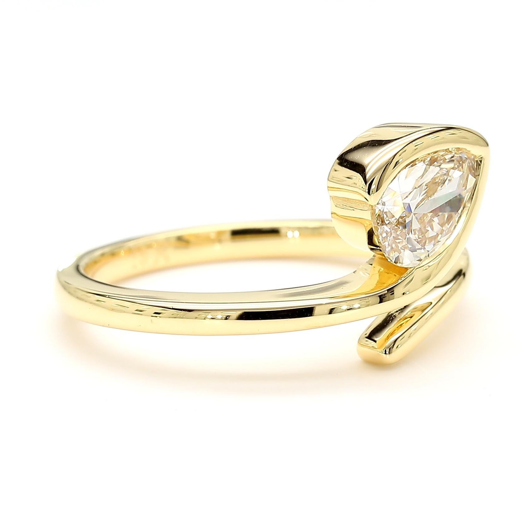 Bague cocktail en or jaune avec diamants blancs naturels en poire de 0.72 carat poids total en vente 1