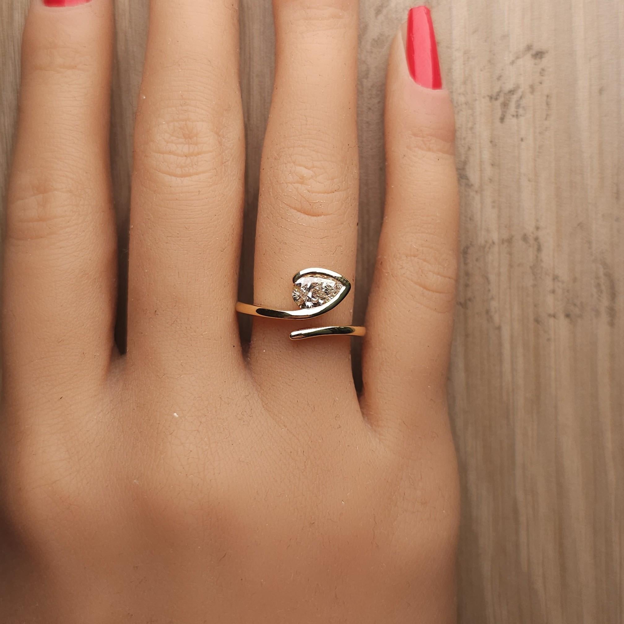 Bague cocktail en or jaune avec diamants blancs naturels en poire de 0.72 carat poids total en vente 3