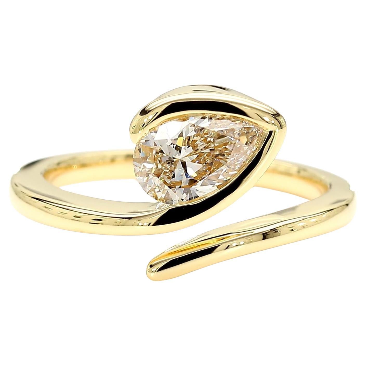 Bague cocktail en or jaune avec diamants blancs naturels en poire de 0.72 carat poids total