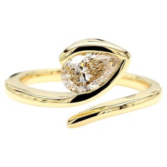 Bague cocktail en or jaune avec diamants blancs naturels en poire de 0.72 carat poids total
