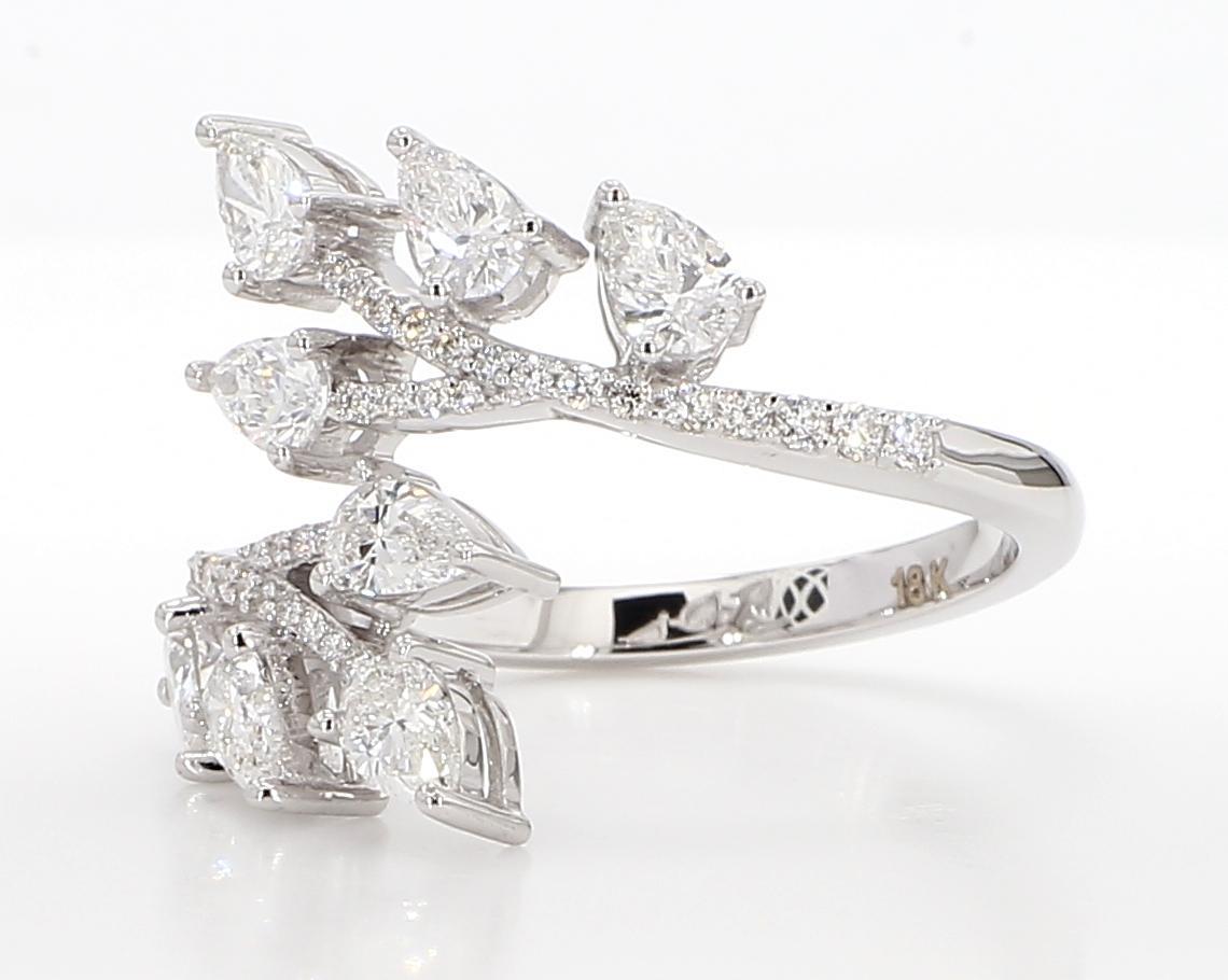 Precioso anillo de diamantes de RareGemWorld. Montada en un precioso engaste de oro blanco de 18 quilates con diamantes blancos naturales talla pera complementados con melee de diamantes blancos naturales redondos. Este anillo impresionará y