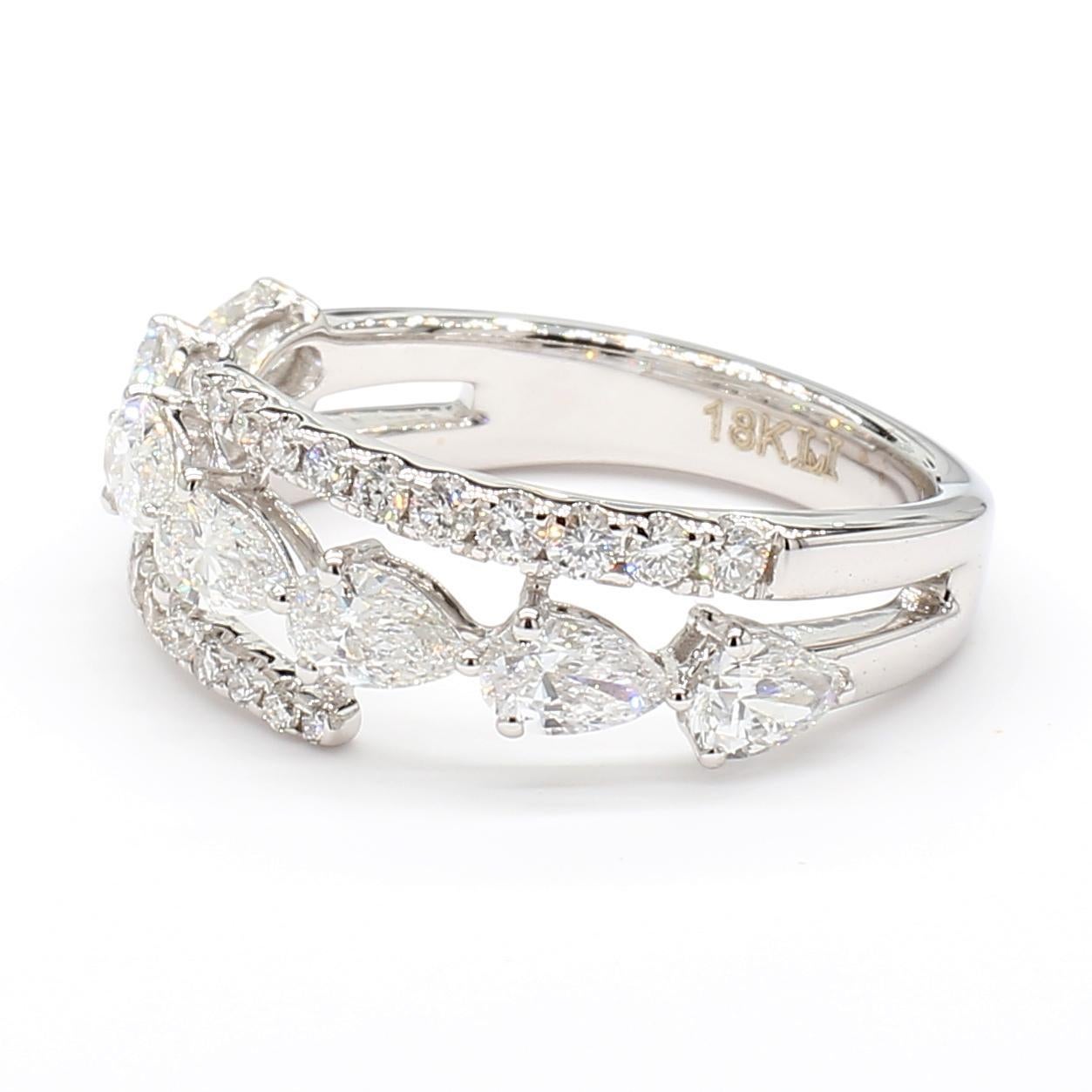 Der klassische Diamantring von RareGemWorld. In einer schönen Fassung aus 18 Karat Weißgold mit natürlichen weißen Diamanten im Birnenschliff, ergänzt durch runde natürliche weiße Diamanten im Nahbereich. Dieser Ring wird Sie garantiert beeindrucken