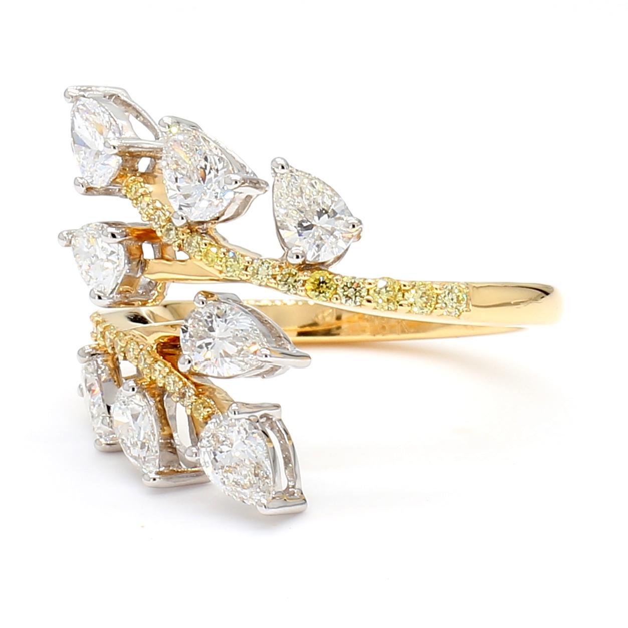 La bague en diamant classique de Raregemworld. Monté dans une belle monture en or jaune/blanc 18 carats avec des diamants blancs naturels taillés en poire, complétés par une mêlée de diamants blancs naturels ronds. Cette bague est garantie pour